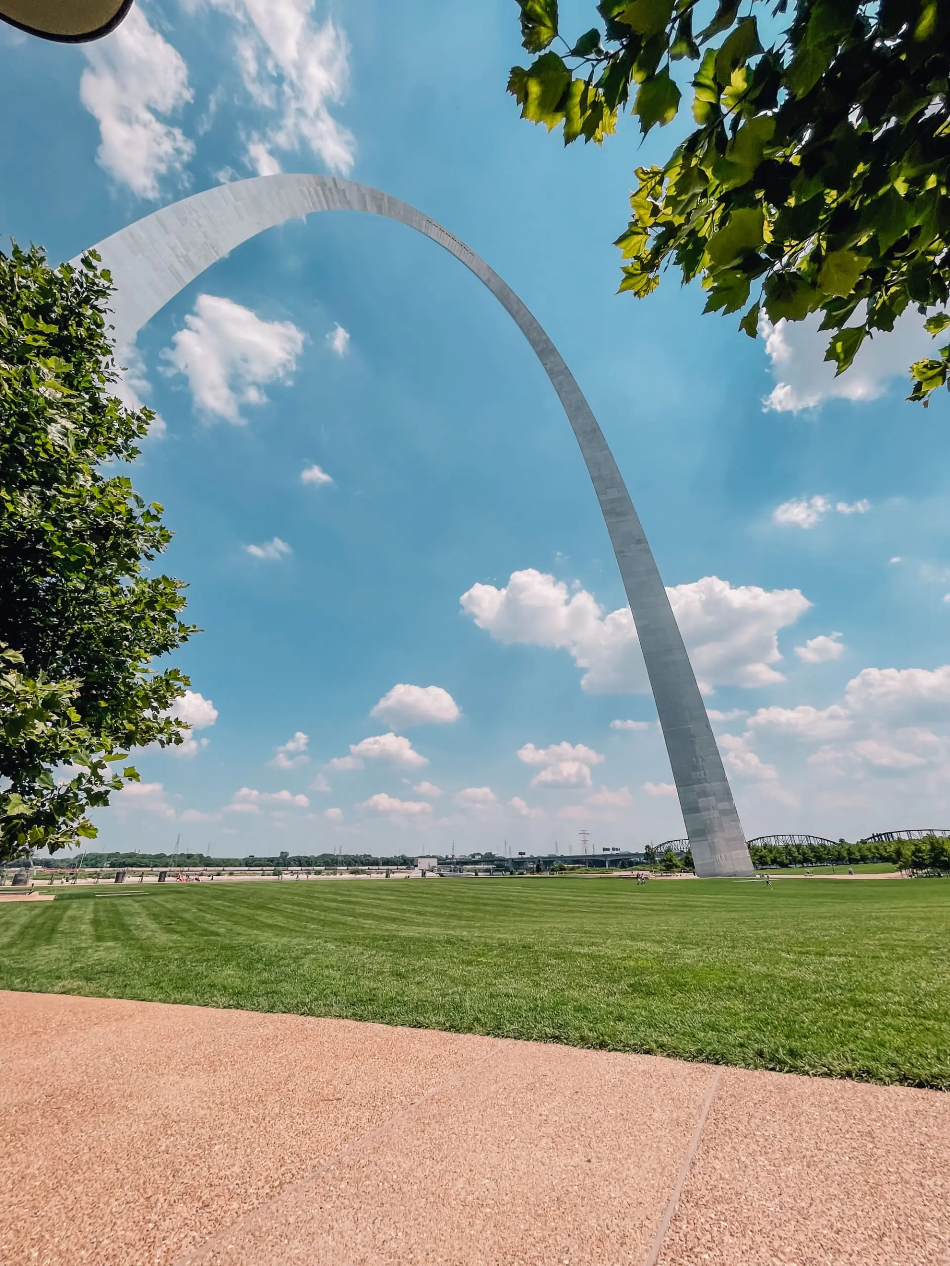 where to stop on a cross-country road trip, best places to stop on a cross country road trip, cross country road trip, west coast to east coast road trip, erin busbee, traveling with kids, how to travel with kids, how to travel with a dog, cross country road trip with kids, st. louis, Missouri, the gateway arch, gateway arch national park, cross country busbee style, family road trip