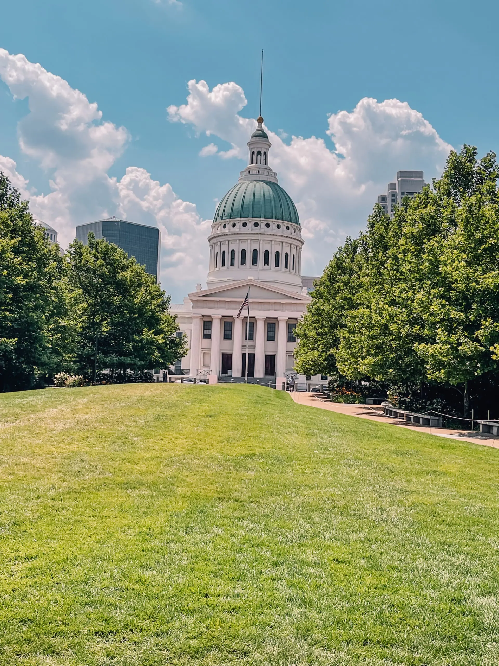 where to stop on a cross-country road trip, best places to stop on a cross country road trip, cross country road trip, west coast to east coast road trip, erin busbee, traveling with kids, how to travel with kids, how to travel with a dog, cross country road trip with kids, st. louis, Missouri, the gateway arch, gateway arch national park, cross country busbee style, family road trip, st. louis old courthouse