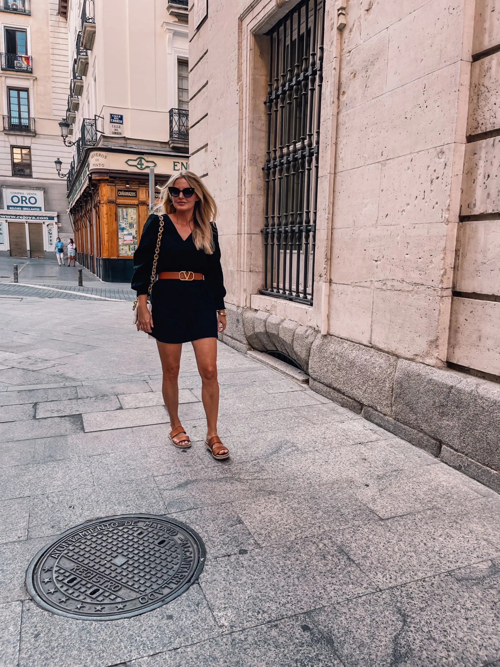 what to wear in spain, how to dress in spain, madrid, how to dress in madrid, what to wear in madrid, how to pack for a trip to spain, trip to spain, packing for spain, erin busbee, bb dakota black long sleeve dress, valentino reversible belt, bottega veneta chain cassette bag, quay cat eye sunglasses, sam edelman sandals