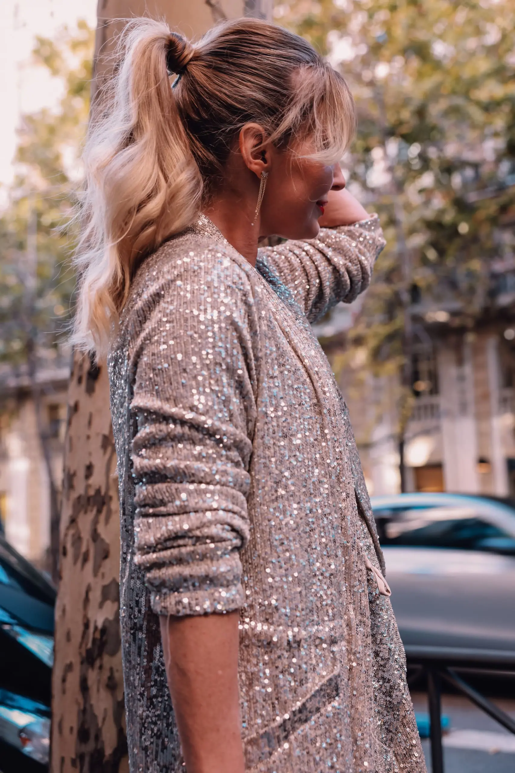 holiday party outfits, holiday party looks, casual holidays, what to wear during holidays, casual holiday outfits, casual holiday looks, what to wear on casual holiday, holidays at home, erin busbee, commando velvet joggers, sequin duster cardigan, silky black cami, sam edelman pumps, evereve holiday outfits