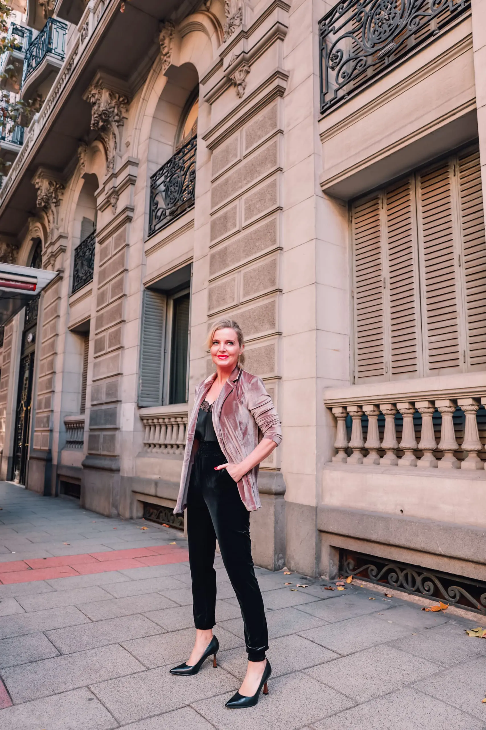 holiday party outfits, holiday party looks, casual holidays, what to wear during holidays, casual holiday outfits, casual holiday looks, what to wear on casual holiday, holidays at home, erin busbee, commando velvet joggers, velvet blazer, silky black cami, sam edelman pumps, evereve holiday outfits