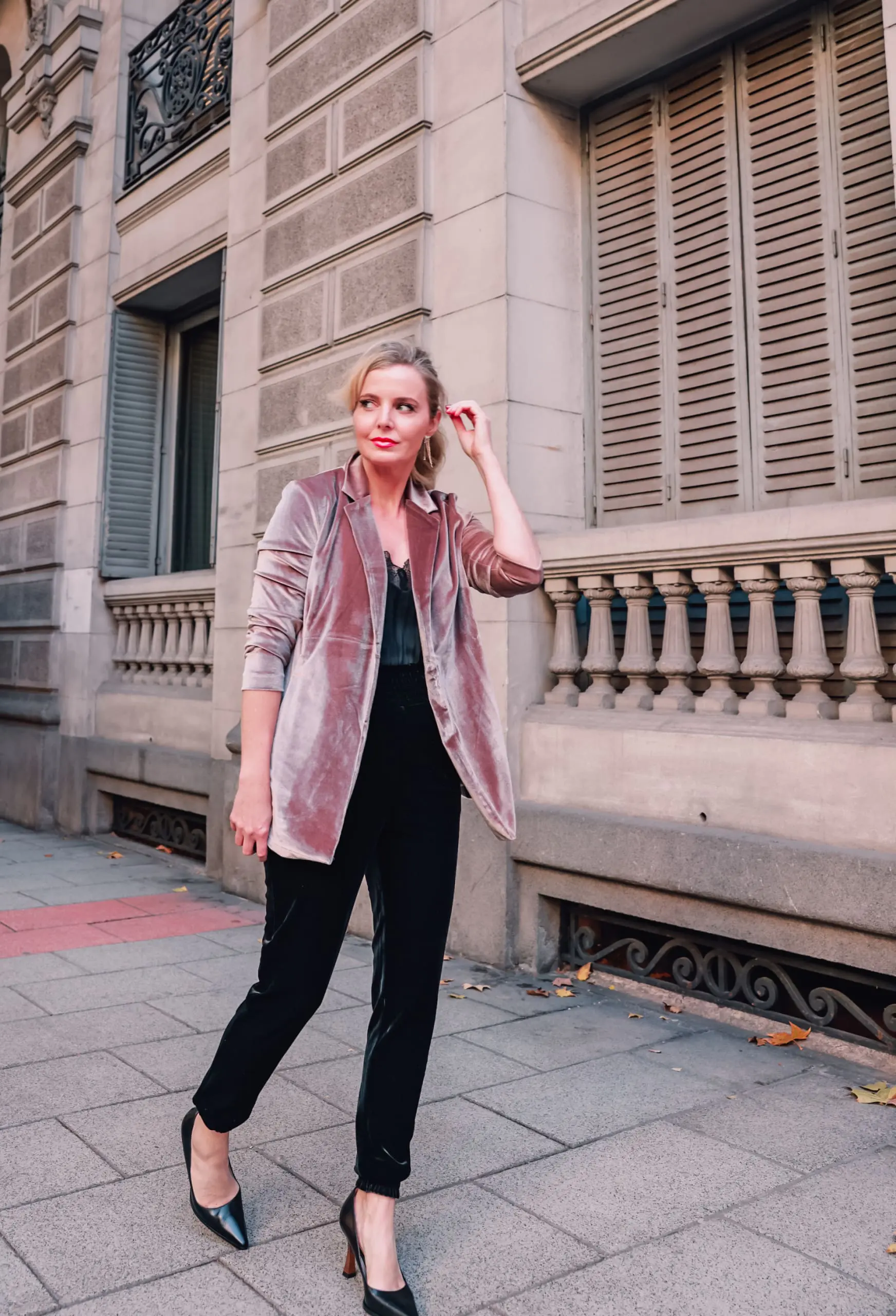 holiday party outfits, holiday party looks, casual holidays, what to wear during holidays, casual holiday outfits, casual holiday looks, what to wear on casual holiday, holidays at home, erin busbee, commando velvet joggers, velvet blazer, silky black cami, sam edelman pumps, evereve holiday outfits