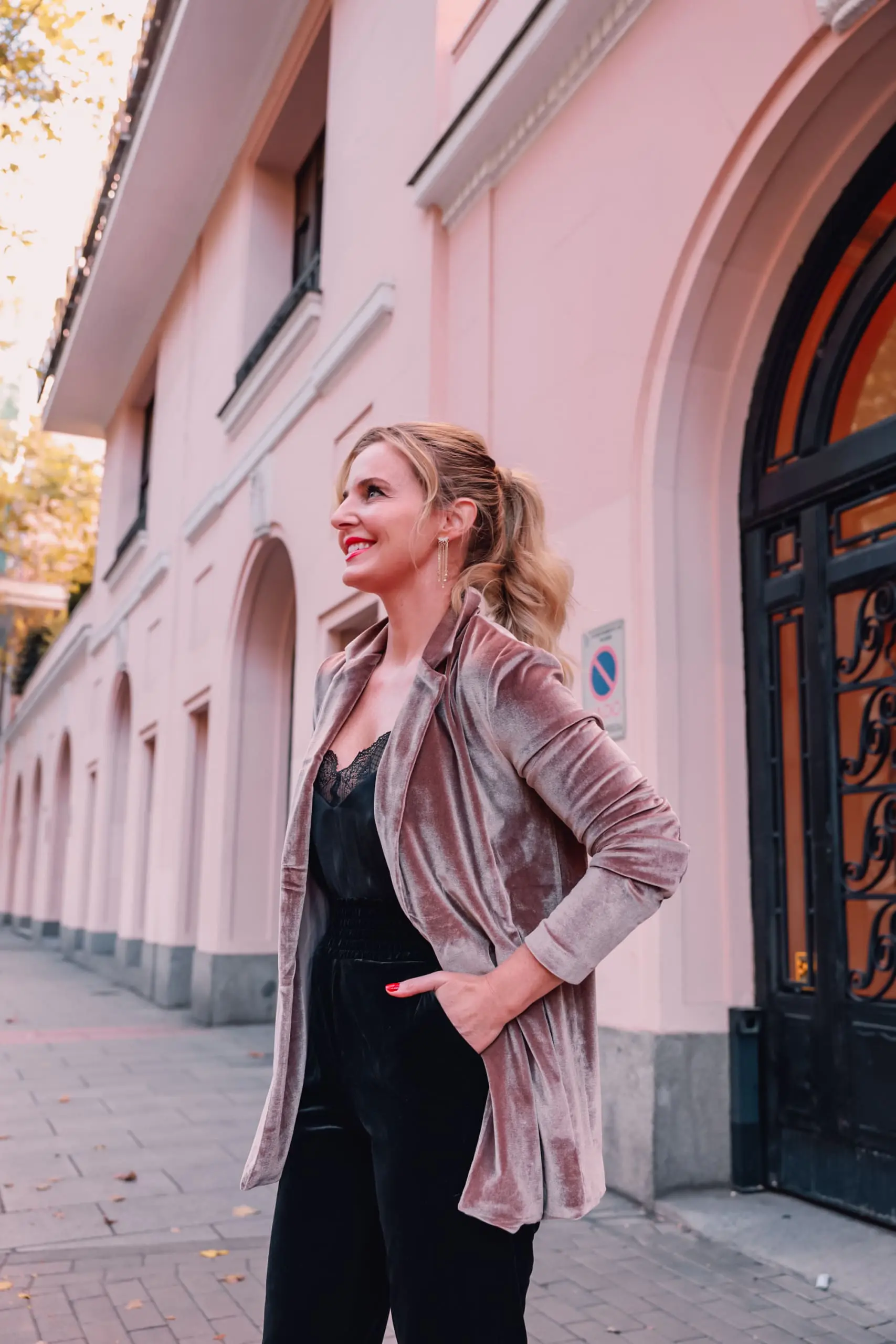 holiday party outfits, holiday party looks, casual holidays, what to wear during holidays, casual holiday outfits, casual holiday looks, what to wear on casual holiday, holidays at home, erin busbee, commando velvet joggers, velvet blazer, silky black cami, sam edelman pumps, evereve holiday outfits