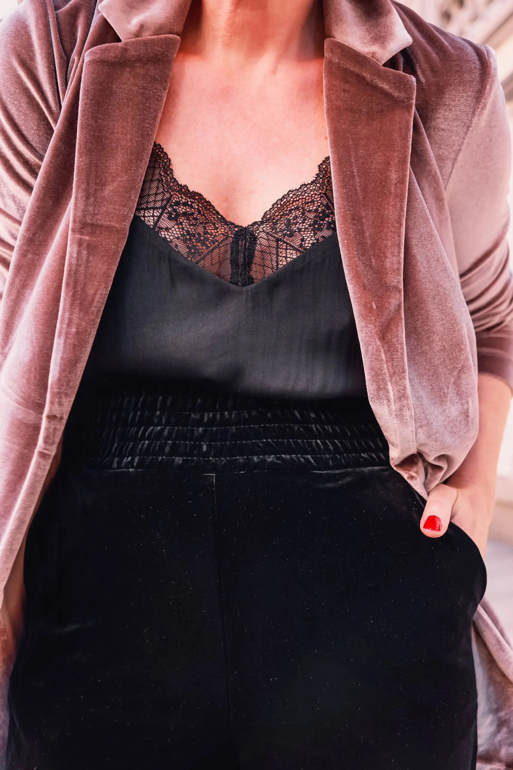 holiday party outfits, holiday party looks, casual holidays, what to wear during holidays, casual holiday outfits, casual holiday looks, what to wear on casual holiday, holidays at home, erin busbee, commando velvet joggers, velvet blazer, silky black cami, sam edelman pumps, evereve holiday outfits