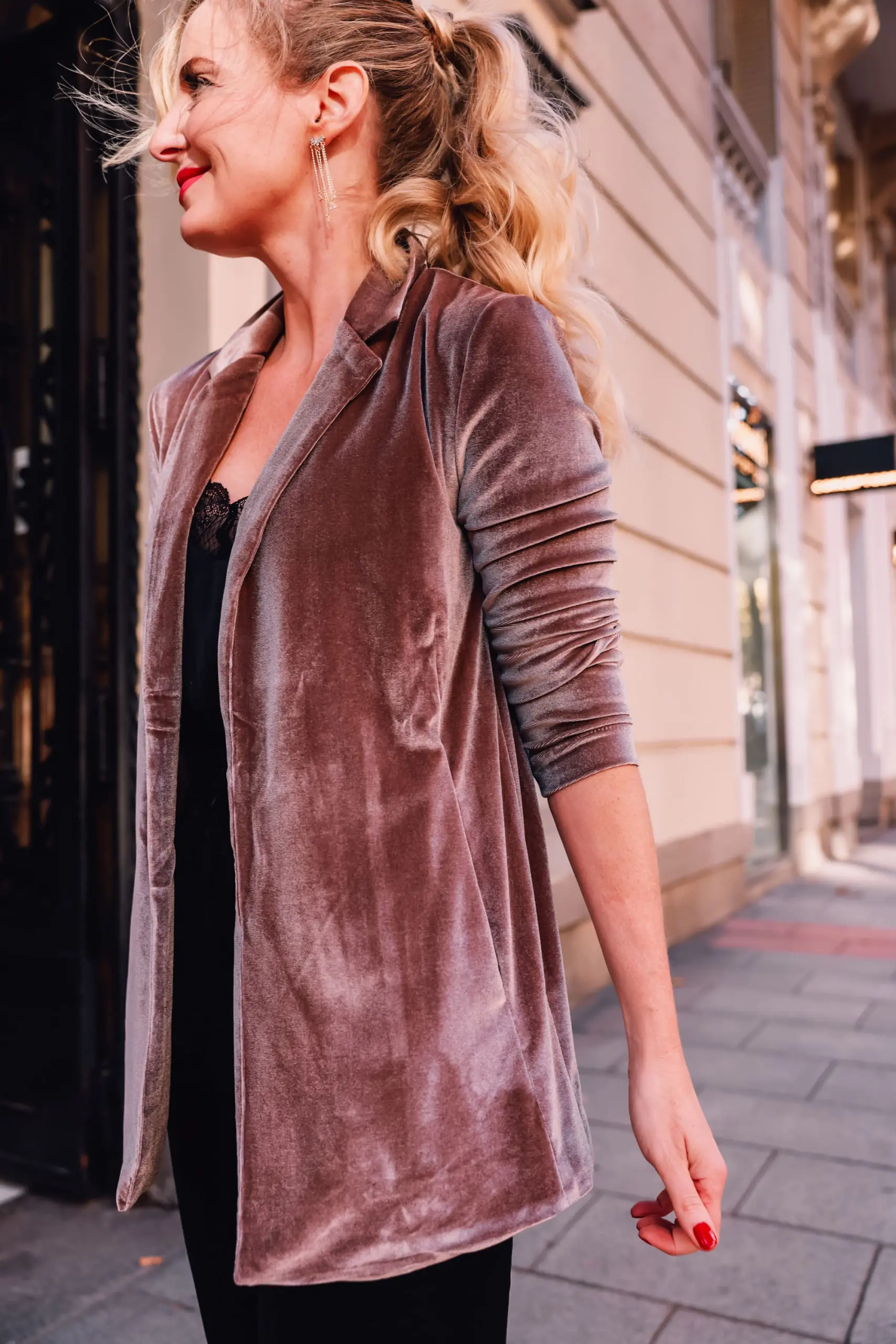 holiday party outfits, holiday party looks, casual holidays, what to wear during holidays, casual holiday outfits, casual holiday looks, what to wear on casual holiday, holidays at home, erin busbee, commando velvet joggers, velvet blazer, silky black cami, sam edelman pumps, evereve holiday outfits