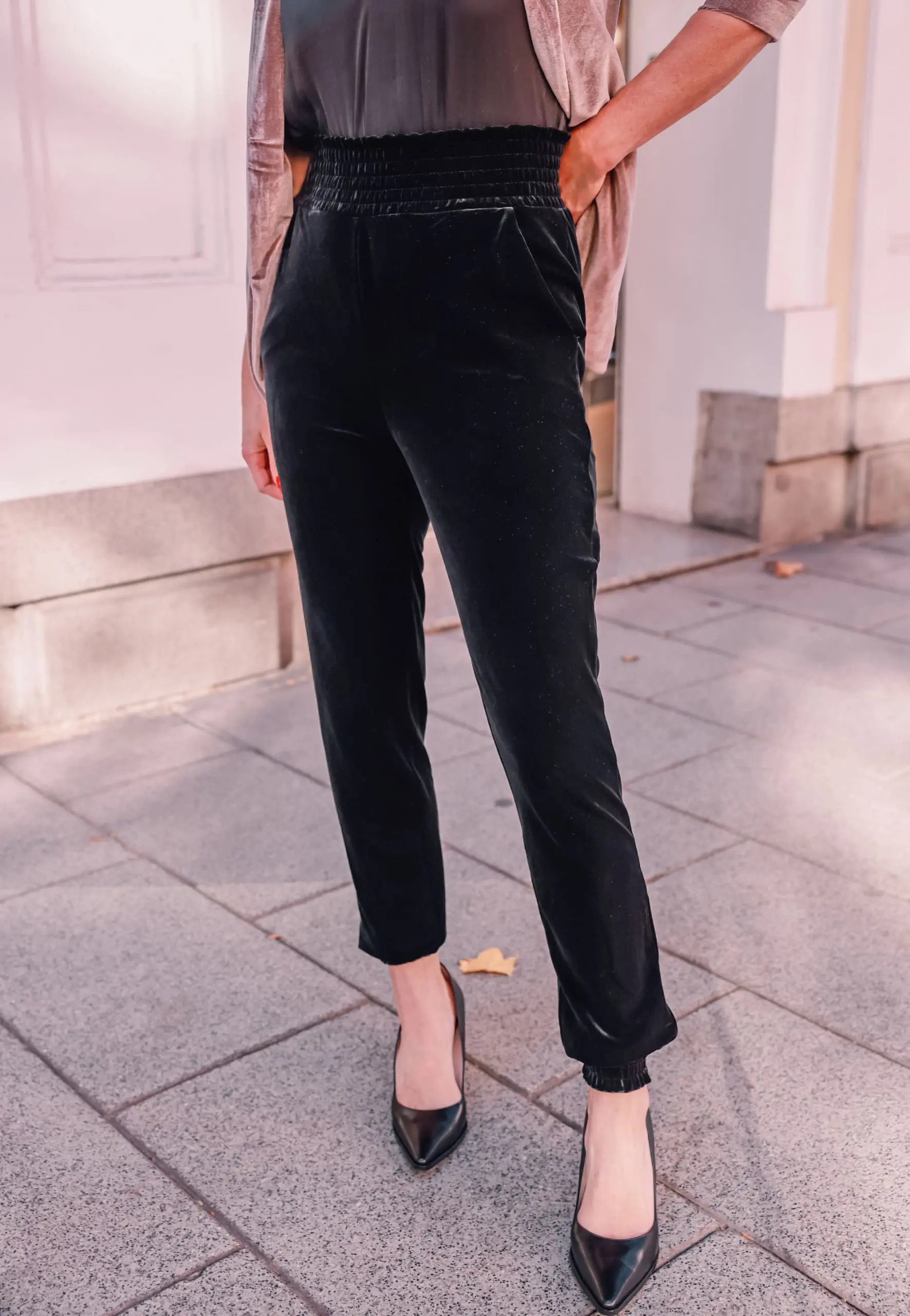 holiday party outfits, holiday party looks, casual holidays, what to wear during holidays, casual holiday outfits, casual holiday looks, what to wear on casual holiday, holidays at home, erin busbee, commando velvet joggers, velvet blazer, silky black cami, sam edelman pumps, evereve holiday outfits