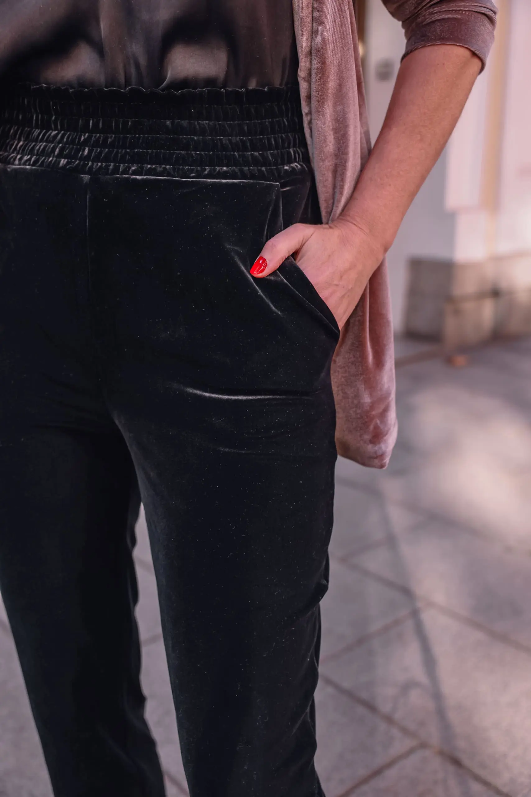 holiday party outfits, holiday party looks, casual holidays, what to wear during holidays, casual holiday outfits, casual holiday looks, what to wear on casual holiday, holidays at home, erin busbee, commando velvet joggers, velvet blazer, silky black cami, sam edelman pumps, evereve holiday outfits