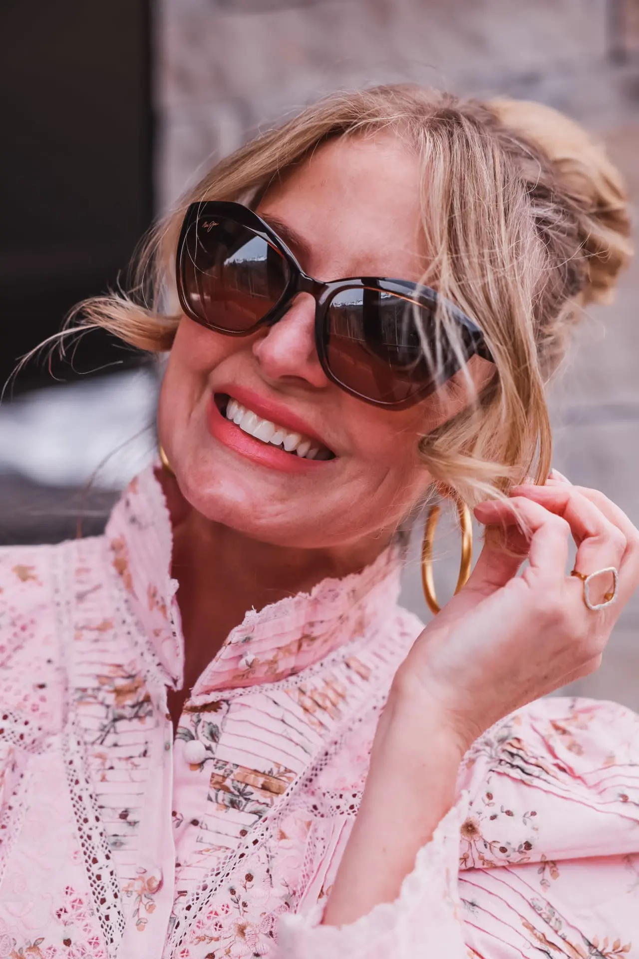 summer self care, summer self care essentials, sun protection, maui jim sunglasses, polarized sunglasses, maui jim sunglasses, lotus sunglasses by maui jim, erin busbee, busbee style, telluride, colorado, loveshackfancy pink floral blouse, alice + olivia wide leg jeans, vince camuto booties, dean davidson gold hoops