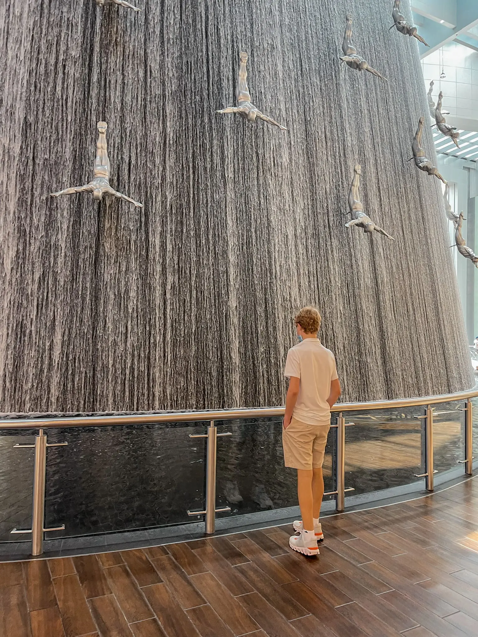 planning a trip to the middle east, where to go in the middle east, how to plan a trip to the middle east, dubai, united arab emirates, UAE, Dubai Mall, men diving sculpture, erin busbee, busbee style, busbee family travels