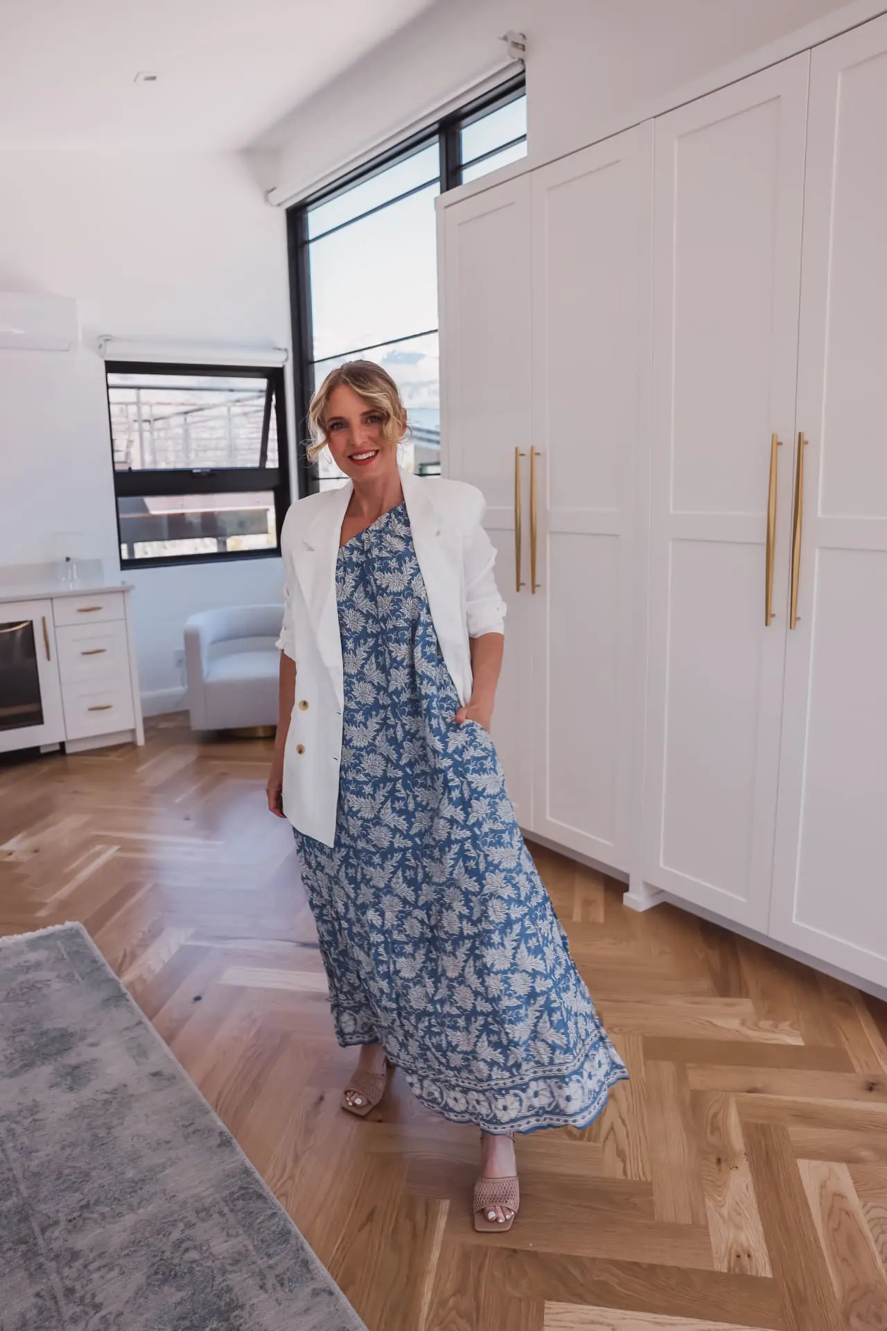 easy summer outfits for busy moms, easy summer outfits, summer mom outfits 2022, summer mom outfits, casual summer outfit ideas, cute mom outfits for summer, easy mom outfits, mom outfit ideas, casual mom outfits summer, summer outfit 2022, casual summer outfits for over 40, casual summer outfits for over 30, blue printed maxi dress by velvet, marc fisher mesh strappy heels, le specs sunglasses, erin busbee, busbee style, fashion over 40, telluride, colorado, evereve white double breasted blazer