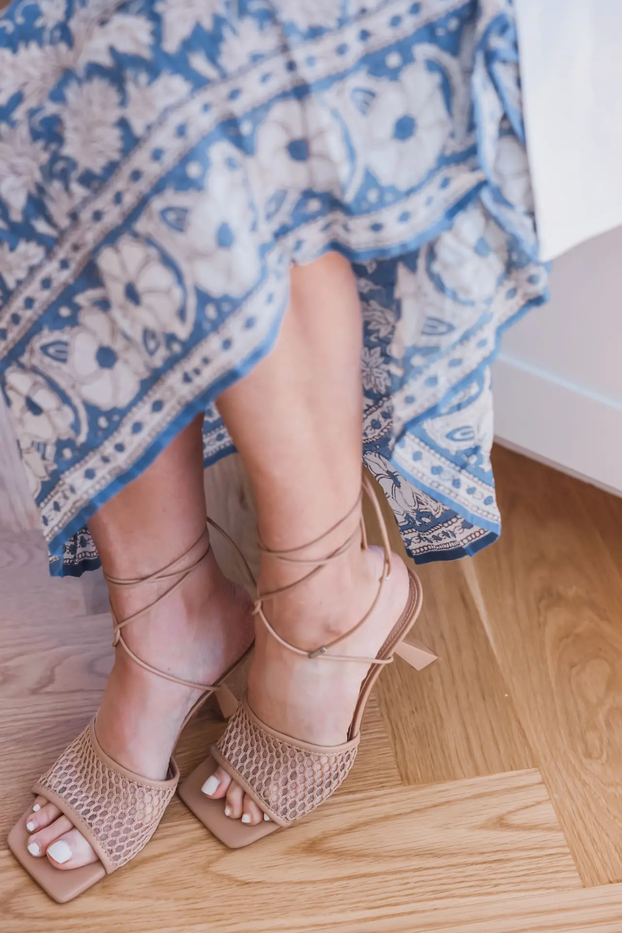 easy summer outfits for busy moms, easy summer outfits, summer mom outfits 2022, summer mom outfits, casual summer outfit ideas, cute mom outfits for summer, easy mom outfits, mom outfit ideas, casual mom outfits summer, summer outfit 2022, casual summer outfits for over 40, casual summer outfits for over 30, blue printed maxi dress by velvet, marc fisher mesh strappy heels, le specs sunglasses, erin busbee, busbee style, fashion over 40, telluride, colorado