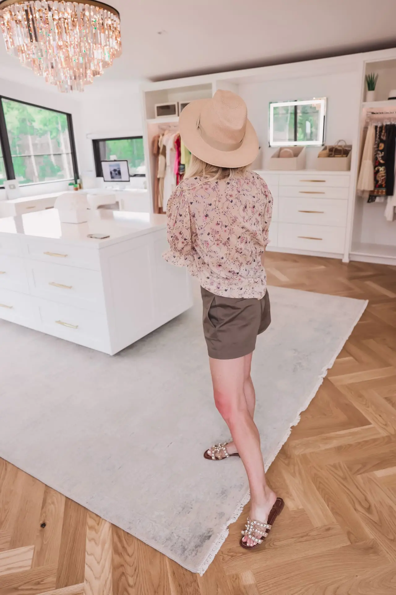 how to wear shorts over 40, best shorts for women over 40, how to wear shorts over 50, flattering shorts for women over 40, best shorts for 40 year old woman, best denim shorts over 40, too old to wear shorts, how to find the perfect shorts, what to wear with shorts, erin busbee, busbee style, telluride, colorado, ted baker d-ring belted shorts, ba&sh floral blouse, rag & bone straw hat, sam edelman sandals