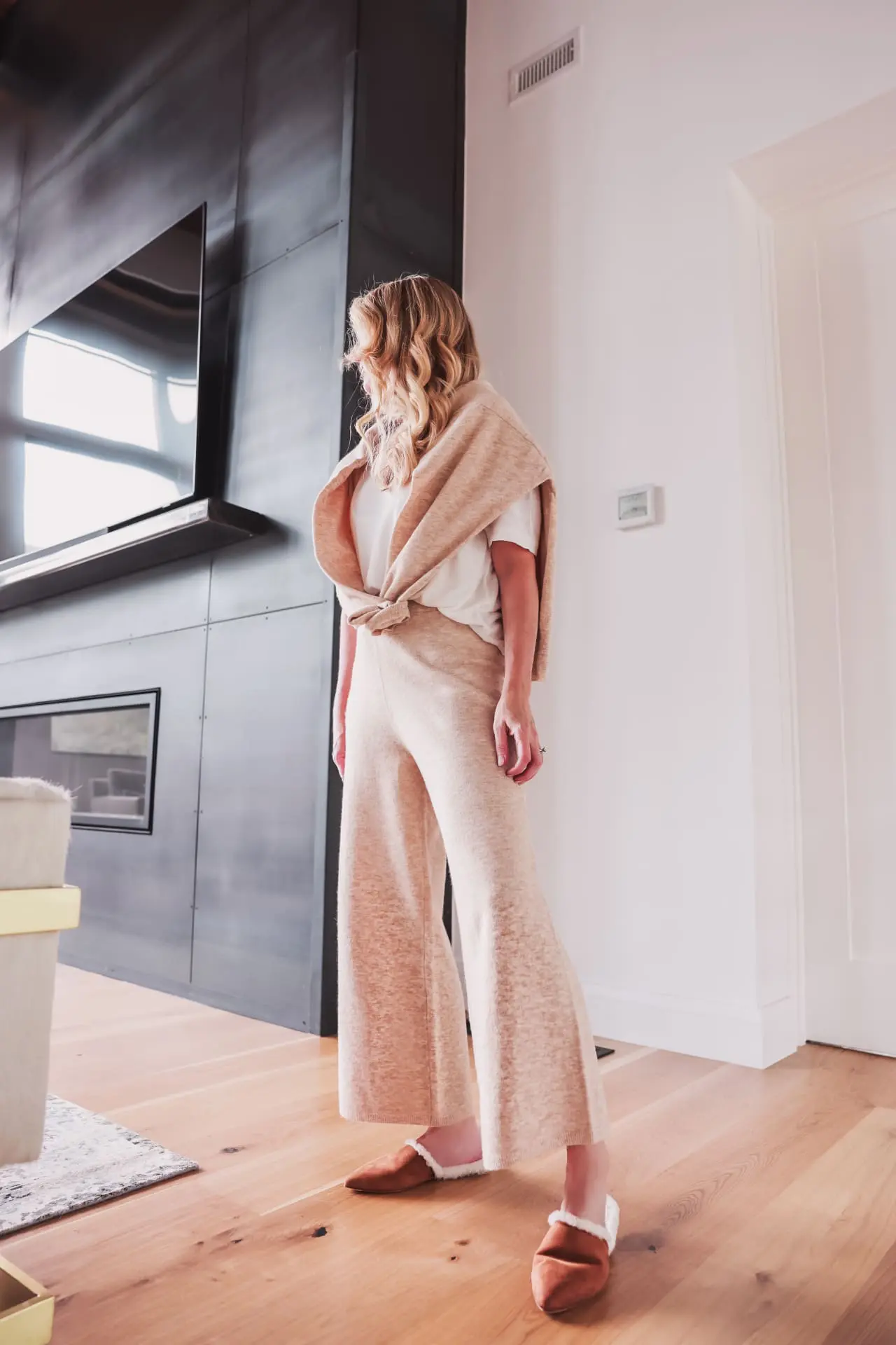 loungewear, loungewear over 40, loungewear 2022, best loungewear, high-end loungewear, loungewear trends, loungewear sets, loungewear women, luxury loungewear, matching loungewear sets, cute loungewear sets, loungewear 2022 trends, loungewear trends 2023, sweatshirt trends 2022, best loungewear 2022, matching sets trend 2022, erin busbee, busbee style, fashion over 40, telluride, Colorado, jenni kayne, jenni kayne marina culottes, jenni kayne marina pullover, jenni kayne shearling lined mules