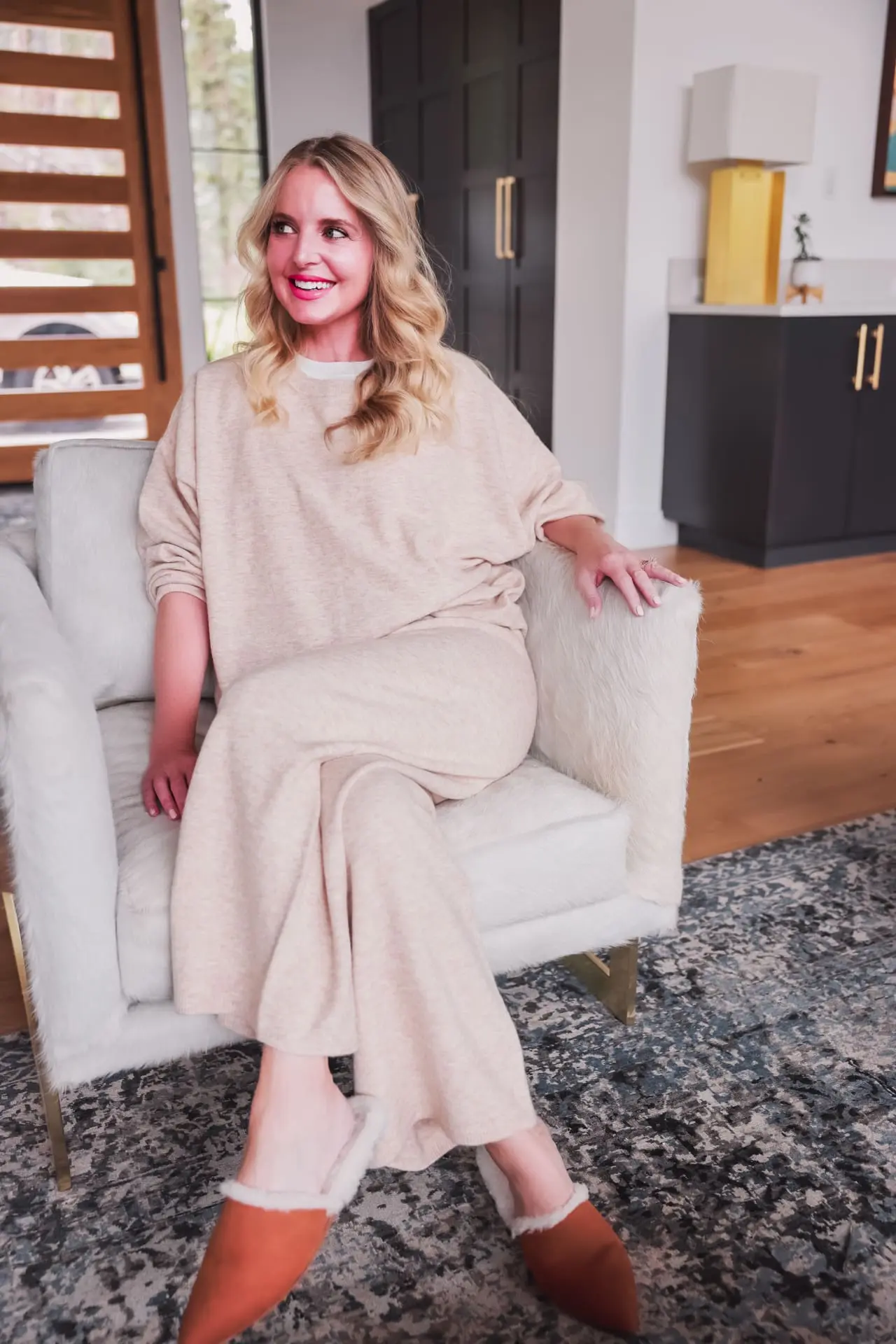 loungewear, loungewear over 40, loungewear 2022, best loungewear, high-end loungewear, loungewear trends, loungewear sets, loungewear women, luxury loungewear, matching loungewear sets, cute loungewear sets, loungewear 2022 trends, loungewear trends 2023, sweatshirt trends 2022, best loungewear 2022, matching sets trend 2022, erin busbee, busbee style, fashion over 40, telluride, Colorado, jenni kayne, jenni kayne marina culottes, jenni kayne marina pullover, jenni kayne shearling lined mules