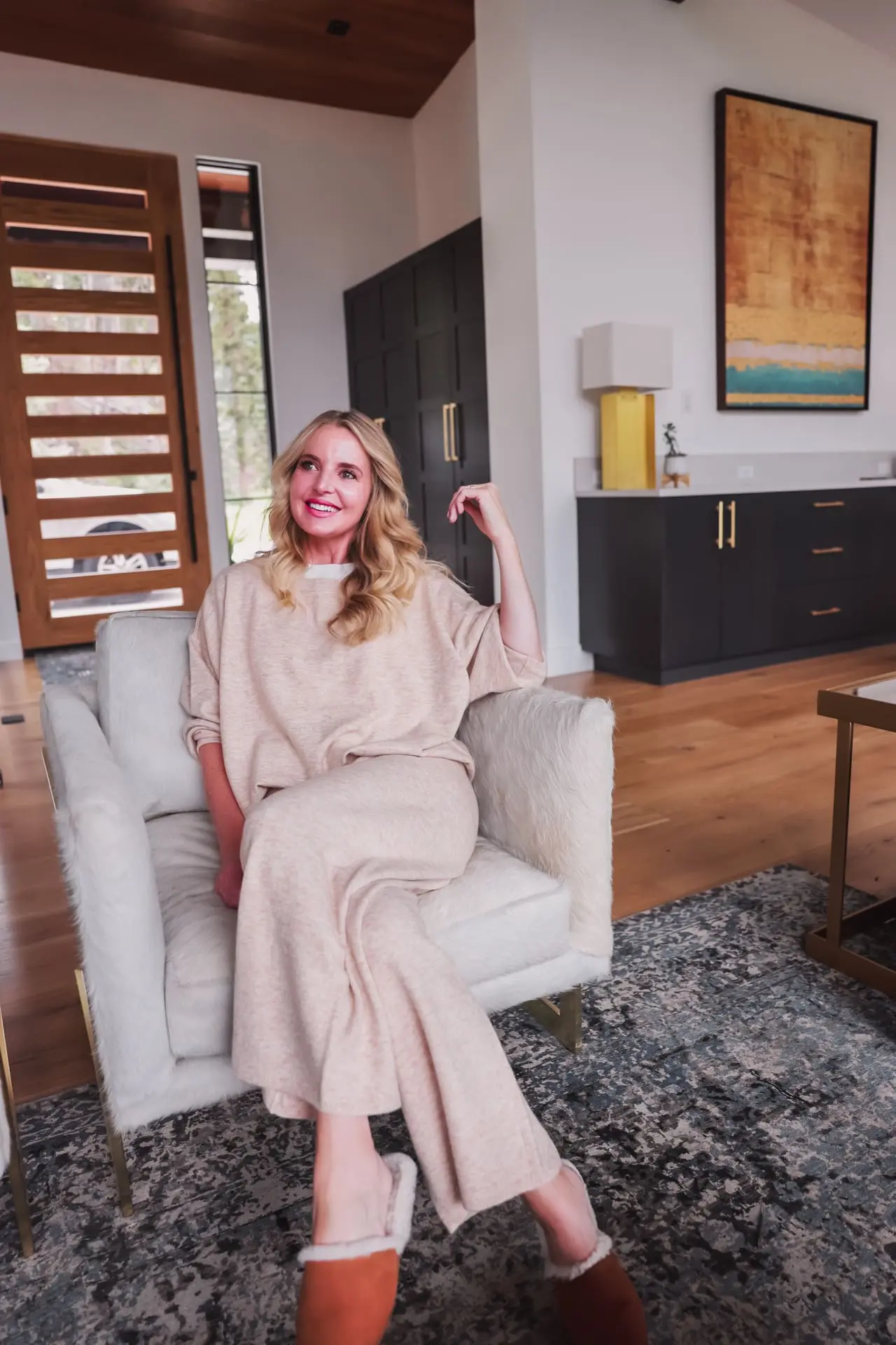 loungewear, loungewear over 40, loungewear 2022, best loungewear, high-end loungewear, loungewear trends, loungewear sets, loungewear women, luxury loungewear, matching loungewear sets, cute loungewear sets, loungewear 2022 trends, loungewear trends 2023, sweatshirt trends 2022, best loungewear 2022, matching sets trend 2022, erin busbee, busbee style, fashion over 40, telluride, Colorado, jenni kayne, jenni kayne marina culottes, jenni kayne marina pullover, jenni kayne shearling lined mules