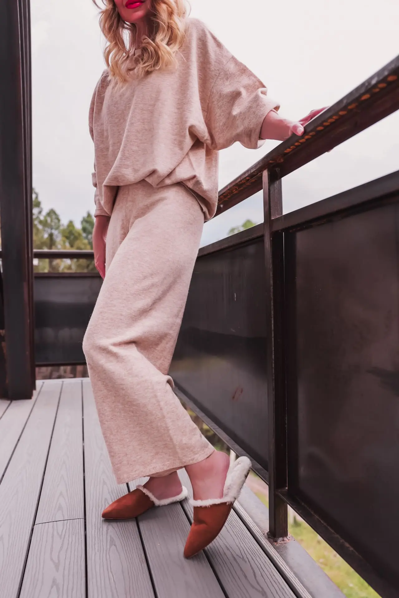 loungewear, loungewear over 40, loungewear 2022, best loungewear, high-end loungewear, loungewear trends, loungewear sets, loungewear women, luxury loungewear, matching loungewear sets, cute loungewear sets, loungewear 2022 trends, loungewear trends 2023, sweatshirt trends 2022, best loungewear 2022, matching sets trend 2022, erin busbee, busbee style, fashion over 40, telluride, Colorado, jenni kayne, jenni kayne marina culottes, jenni kayne marina pullover, jenni kayne shearling lined mules