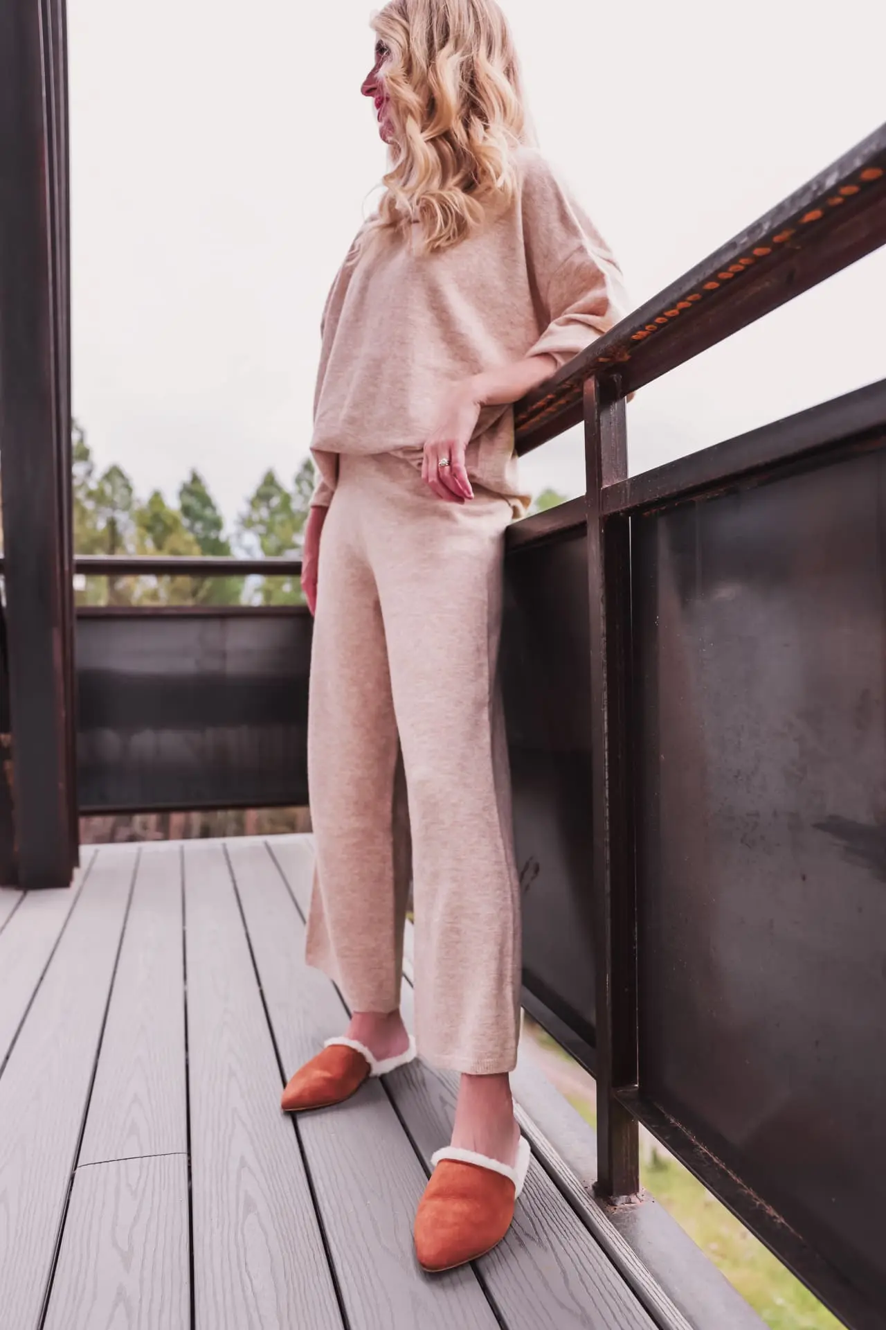 loungewear, loungewear over 40, loungewear 2022, best loungewear, high-end loungewear, loungewear trends, loungewear sets, loungewear women, luxury loungewear, matching loungewear sets, cute loungewear sets, loungewear 2022 trends, loungewear trends 2023, sweatshirt trends 2022, best loungewear 2022, matching sets trend 2022, erin busbee, busbee style, fashion over 40, telluride, Colorado, jenni kayne, jenni kayne marina culottes, jenni kayne marina pullover, jenni kayne shearling lined mules