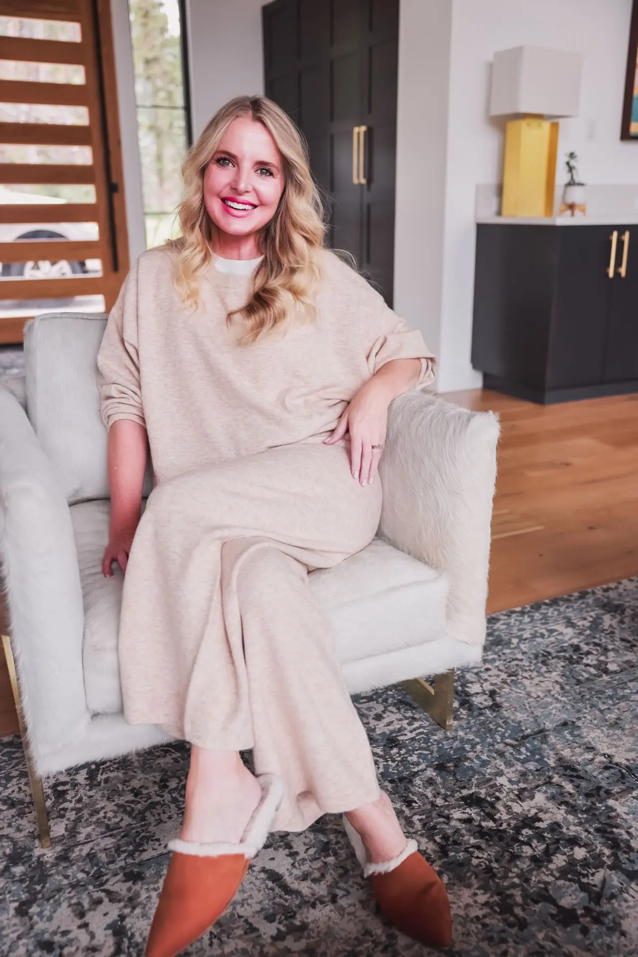 loungewear, loungewear over 40, loungewear 2022, best loungewear, high-end loungewear, loungewear trends, loungewear sets, loungewear women, luxury loungewear, matching loungewear sets, cute loungewear sets, loungewear 2022 trends, loungewear trends 2023, sweatshirt trends 2022, best loungewear 2022, matching sets trend 2022, erin busbee, busbee style, fashion over 40, telluride, Colorado, jenni kayne, jenni kayne marina culottes, jenni kayne marina pullover, jenni kayne shearling lined mules