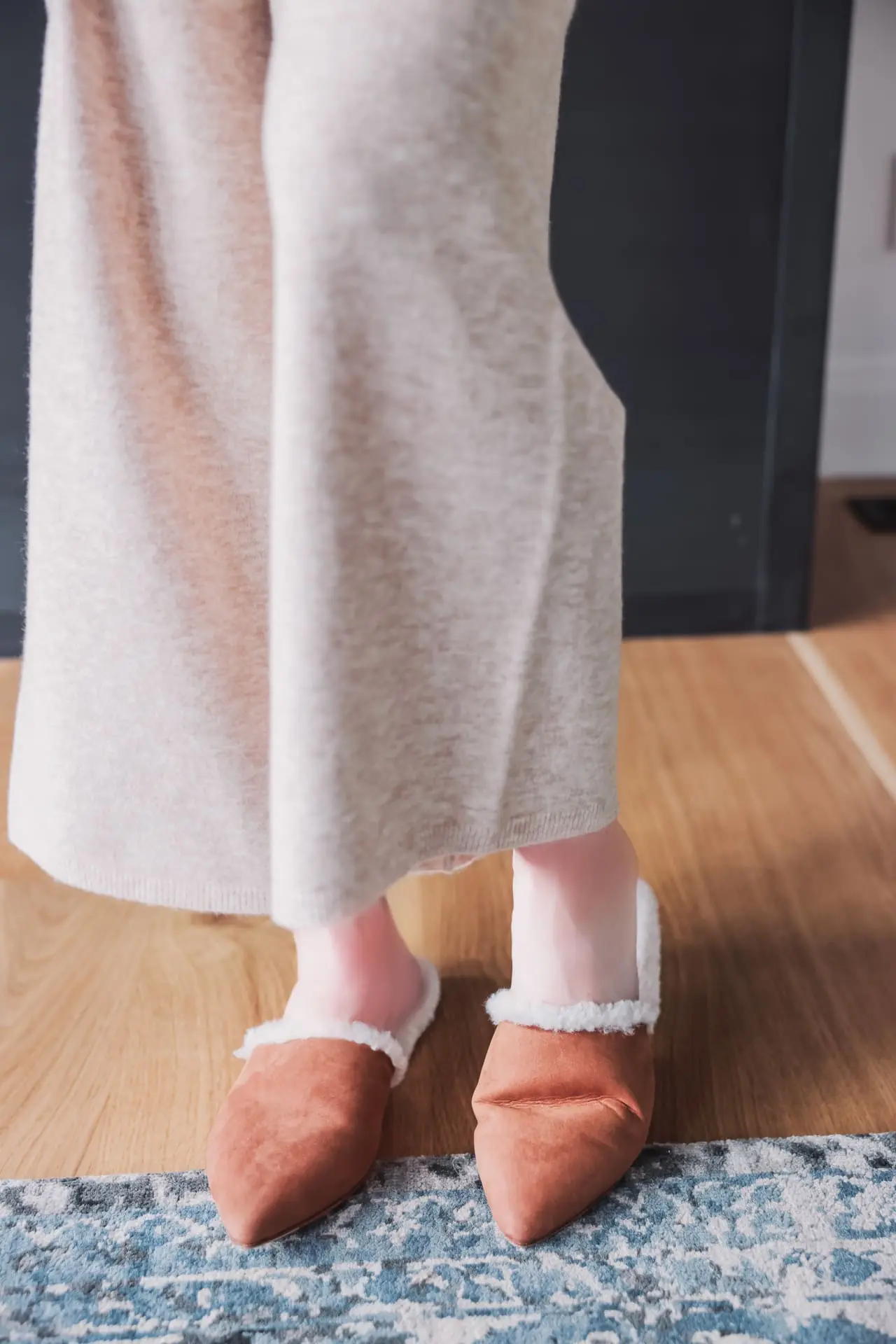 loungewear, loungewear over 40, loungewear 2022, best loungewear, high-end loungewear, loungewear trends, loungewear sets, loungewear women, luxury loungewear, matching loungewear sets, cute loungewear sets, loungewear 2022 trends, loungewear trends 2023, sweatshirt trends 2022, best loungewear 2022, matching sets trend 2022, erin busbee, busbee style, fashion over 40, telluride, Colorado, jenni kayne, jenni kayne marina culottes, jenni kayne marina pullover, jenni kayne shearling lined mules