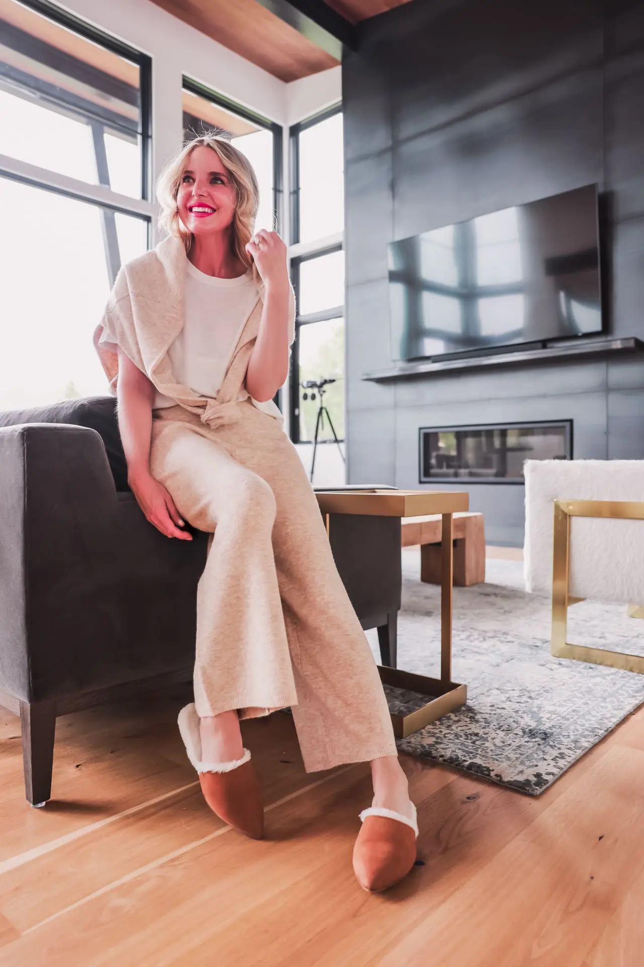 loungewear, loungewear over 40, loungewear 2022, best loungewear, high-end loungewear, loungewear trends, loungewear sets, loungewear women, luxury loungewear, matching loungewear sets, cute loungewear sets, loungewear 2022 trends, loungewear trends 2023, sweatshirt trends 2022, best loungewear 2022, matching sets trend 2022, erin busbee, busbee style, fashion over 40, telluride, Colorado, jenni kayne, jenni kayne marina culottes, jenni kayne marina pullover, jenni kayne shearling lined mules