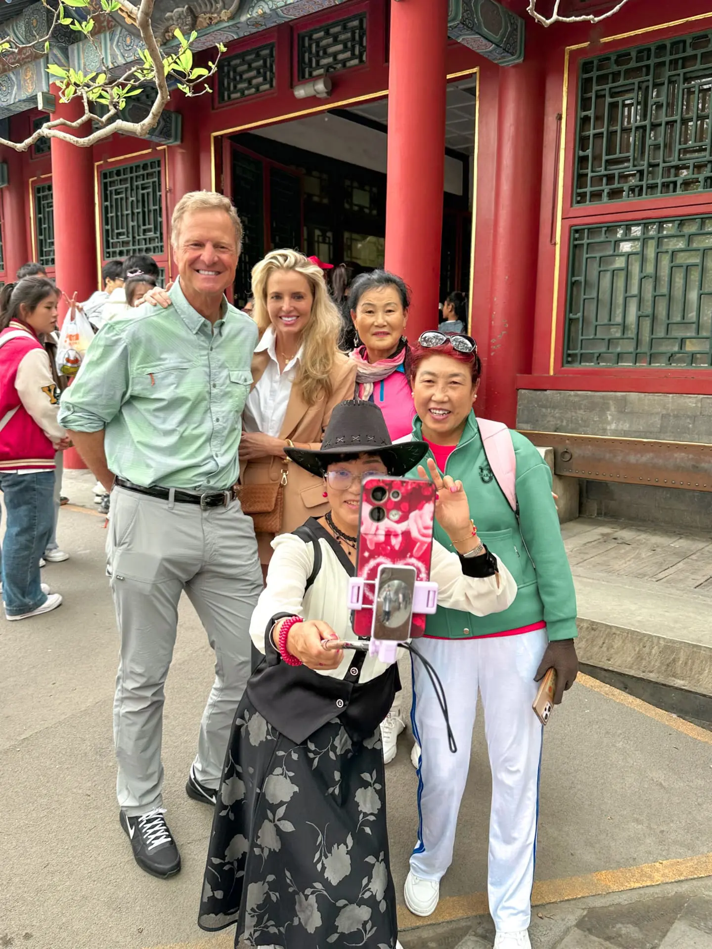 Busbee's taking pictures with Chinese