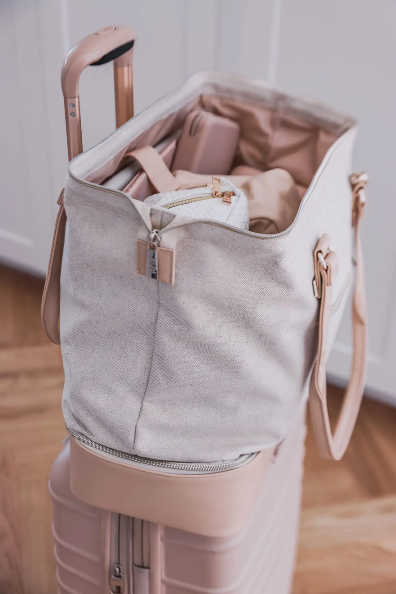 packing a BEIS weekender bag packing a BEIS weekender bag