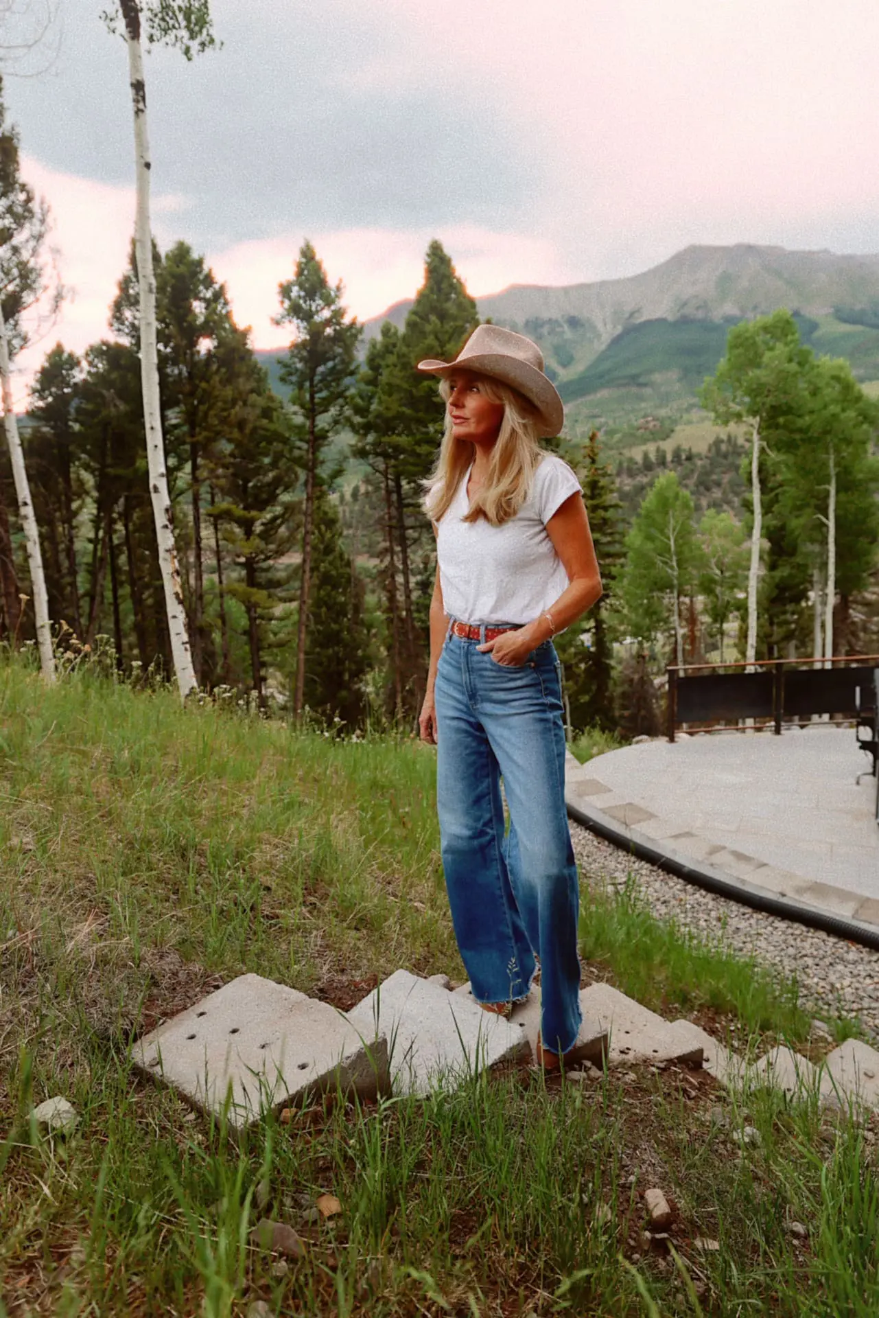 chic western trend outfit with jeans and a tee and cowboy hat