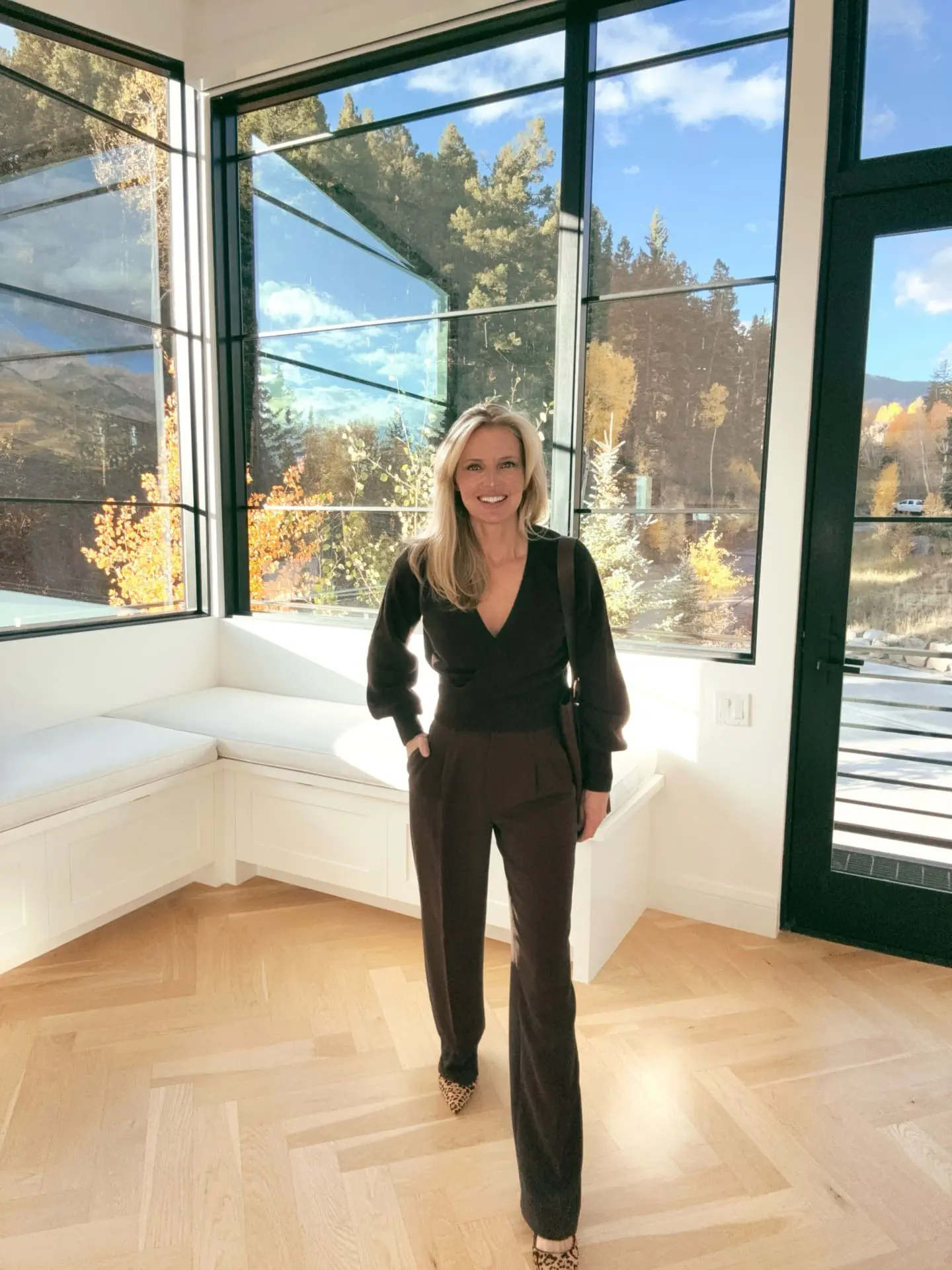 wear monochromatic outfits, simple style tips to instantly look slimmer
