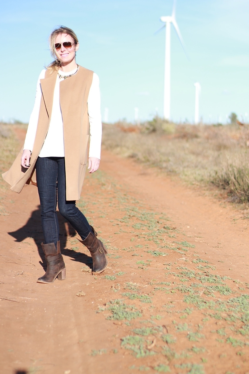 What to wear for a casual country weekend. Pairing a sleeveless coat with skinny jeans, and moto boots