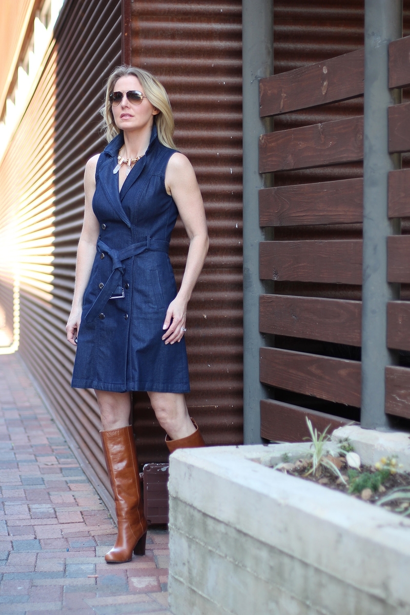 Trench Dress Trend, how to wear a denim dress, sleeveless, boots, ray ban sunglasses