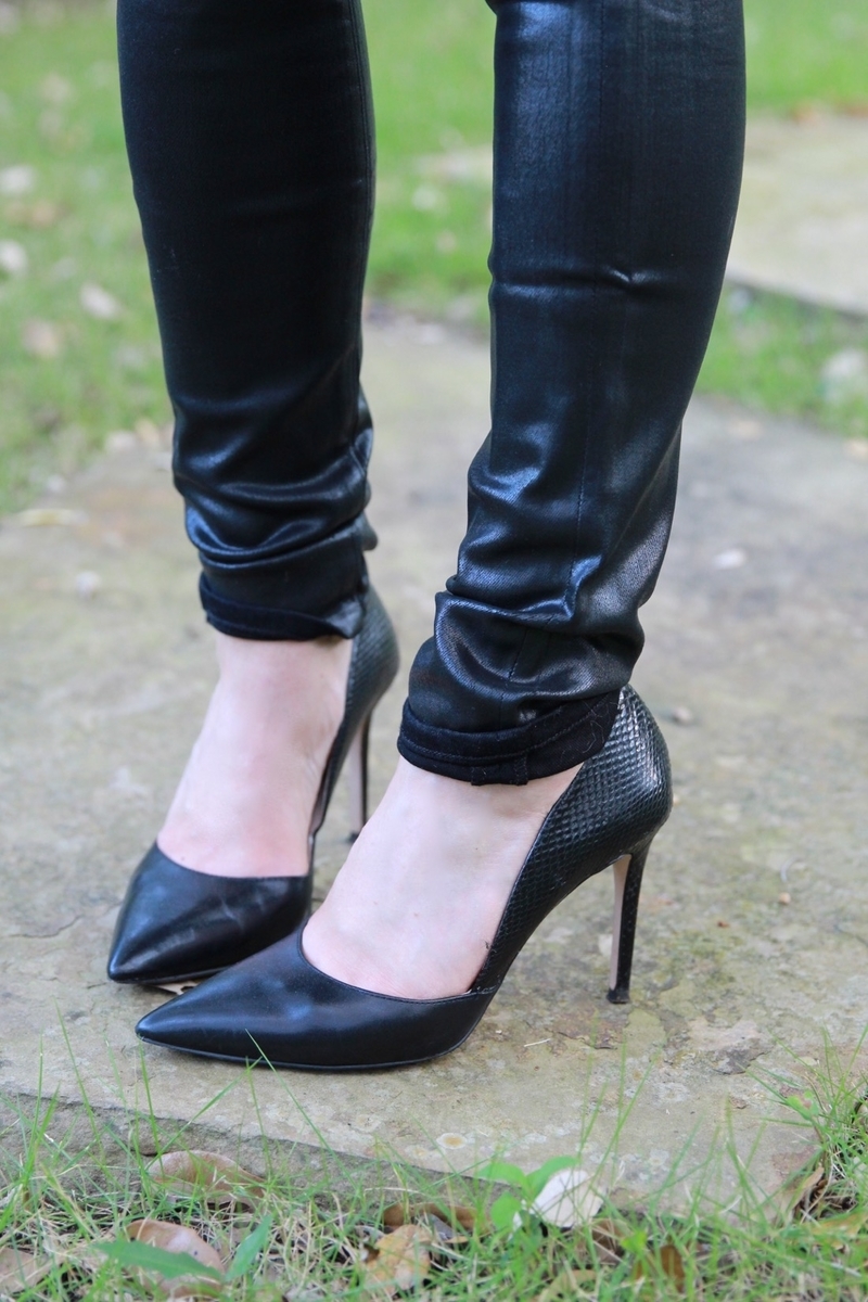 Olivia Palermo, black pumps, textured pumps, dorsay pumps, gray clutch, black jeans