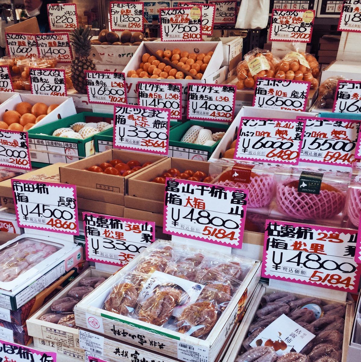 the crazy fish market in tokyo japan, what to do in tokyo, places to see before you die