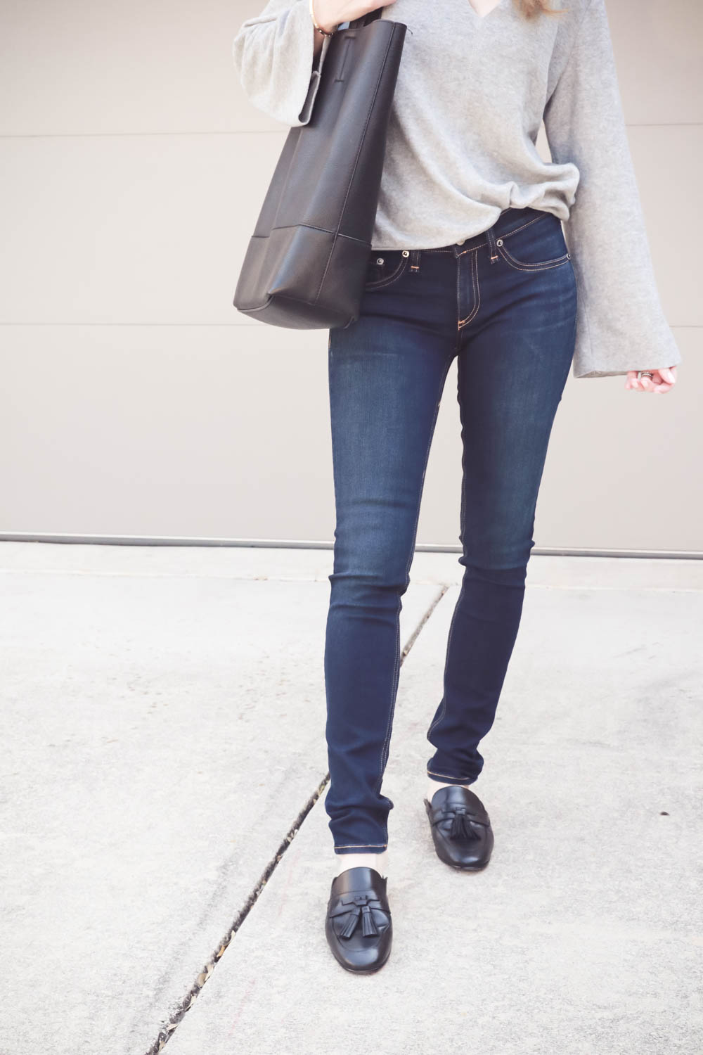 Erin Busbee of BusbeeStyle.com wearing Rag & Bone skinny jeans in bedford from Nordstrom and a PST Project social tee from Nordstrom with a black vegan sole society tote bag