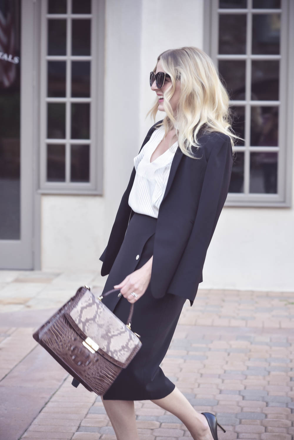 Business casual outfit idea, pencil skirt, fashion over 40