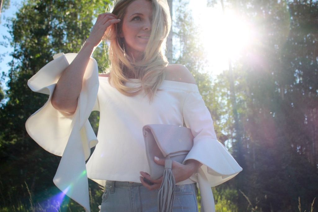 Look great in pictures, how to tips and tricks so you look amazing in pictures! By Fashion blogger Erin Busbee of Busbee Style from Telluride Colorado, shooting into the sun to create a sunflare