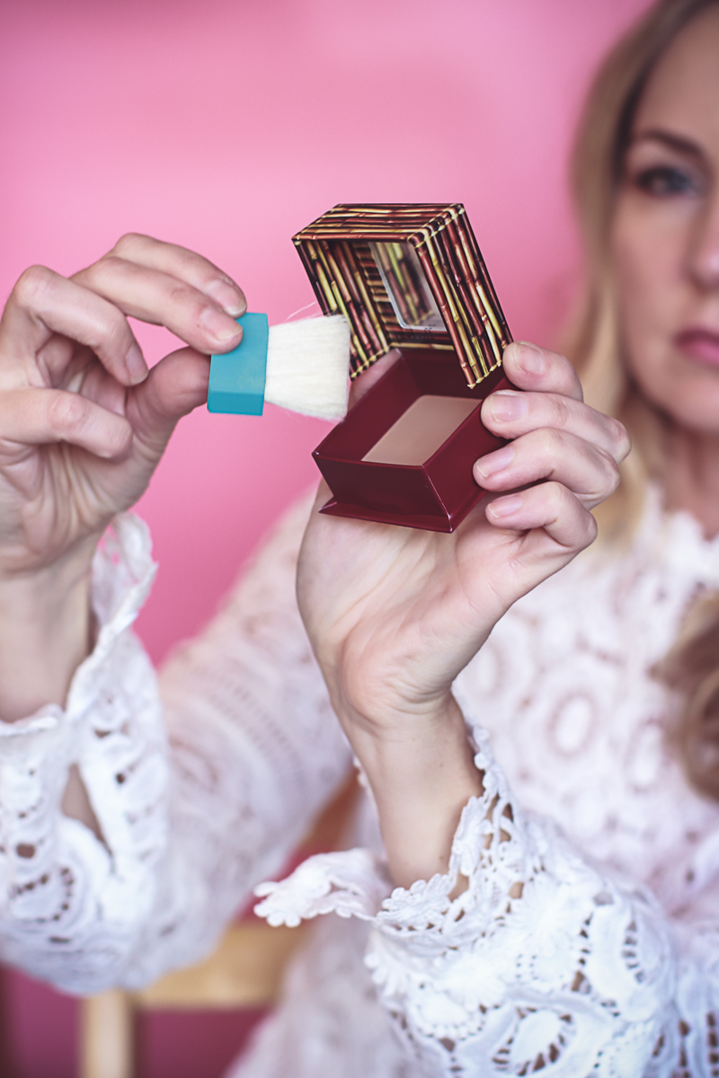holiday makeup gift sets, featuring benefit cosmetics from Ulta, Hoola cheek contour and bronzer, reviewed by beauty blogger over 40, Erin Busbee of Busbee Style