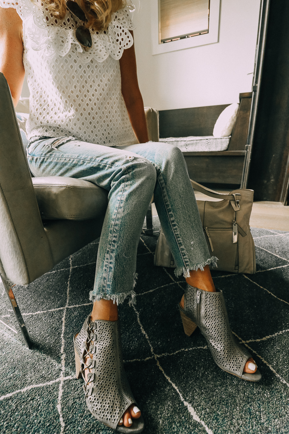 Styling peep toe booties 2 ways, Most comfortable and stylish shoes for women 2018 featuring silver peep toe booties by Vince Camuto paired with a light silver, slouchy, crossbody and tote bag