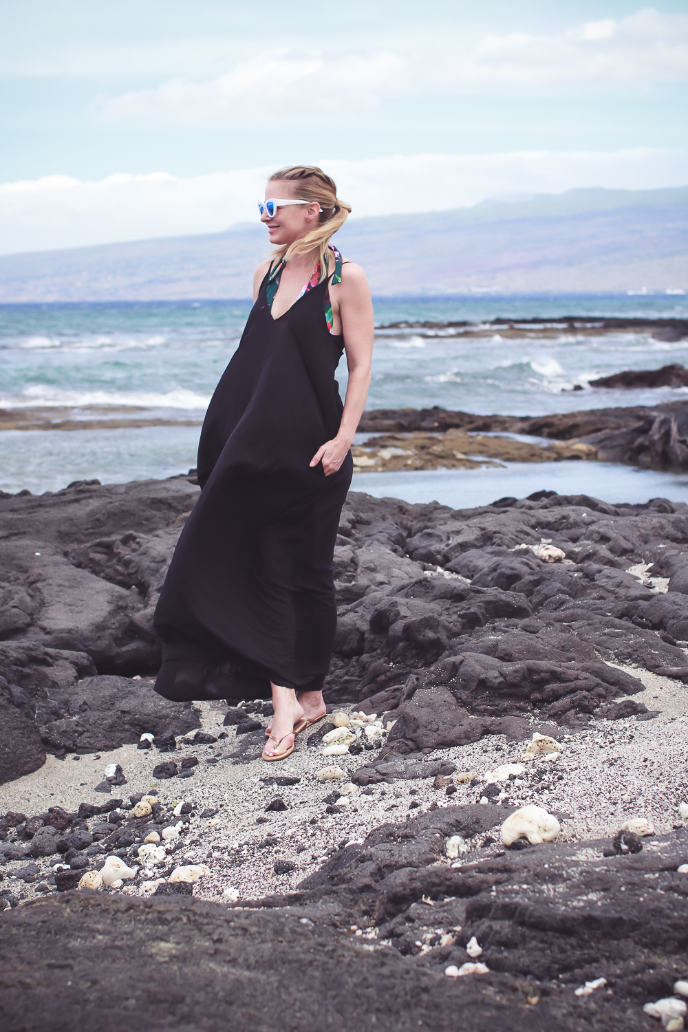 Schwarzes Elan Neckholder-Maxikleid, Schwimmvertuschung, getragen über einem Badeanzug in Gezeitenbecken am Strand, beste Vertuschung, Badeanzugvertuschung, Vertuschungskleider, Erin Busbee Modebloggerin über 40,