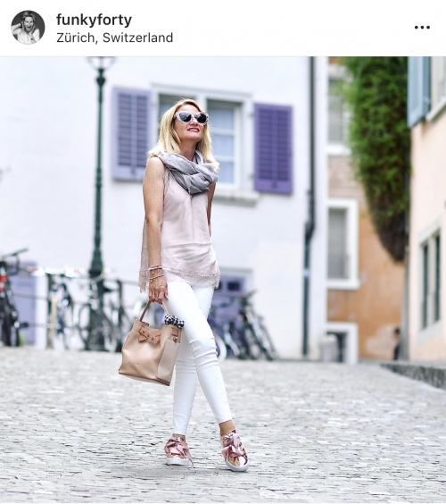 40+ fashion blogger funkyforty wears white skinny jeans, rose gold tennis shoes, lace detail tank and scarf