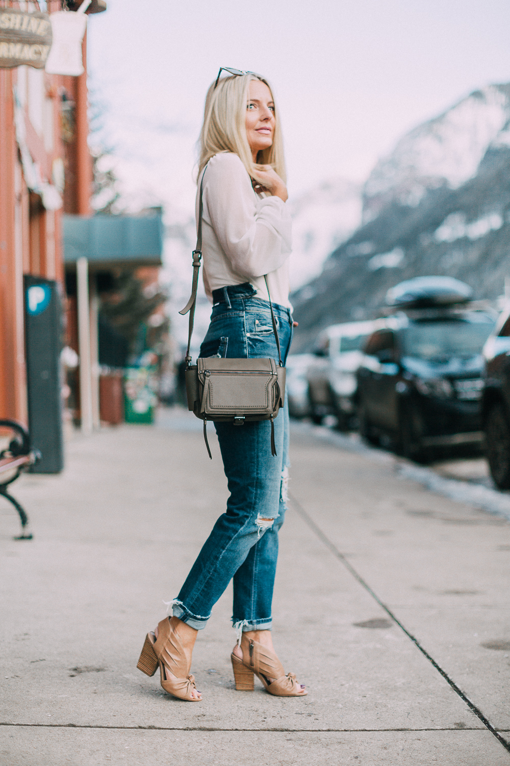 blonde fashion blogger over 40 wearing nude vince camuto kerra sandals carrying dot crossbody bag