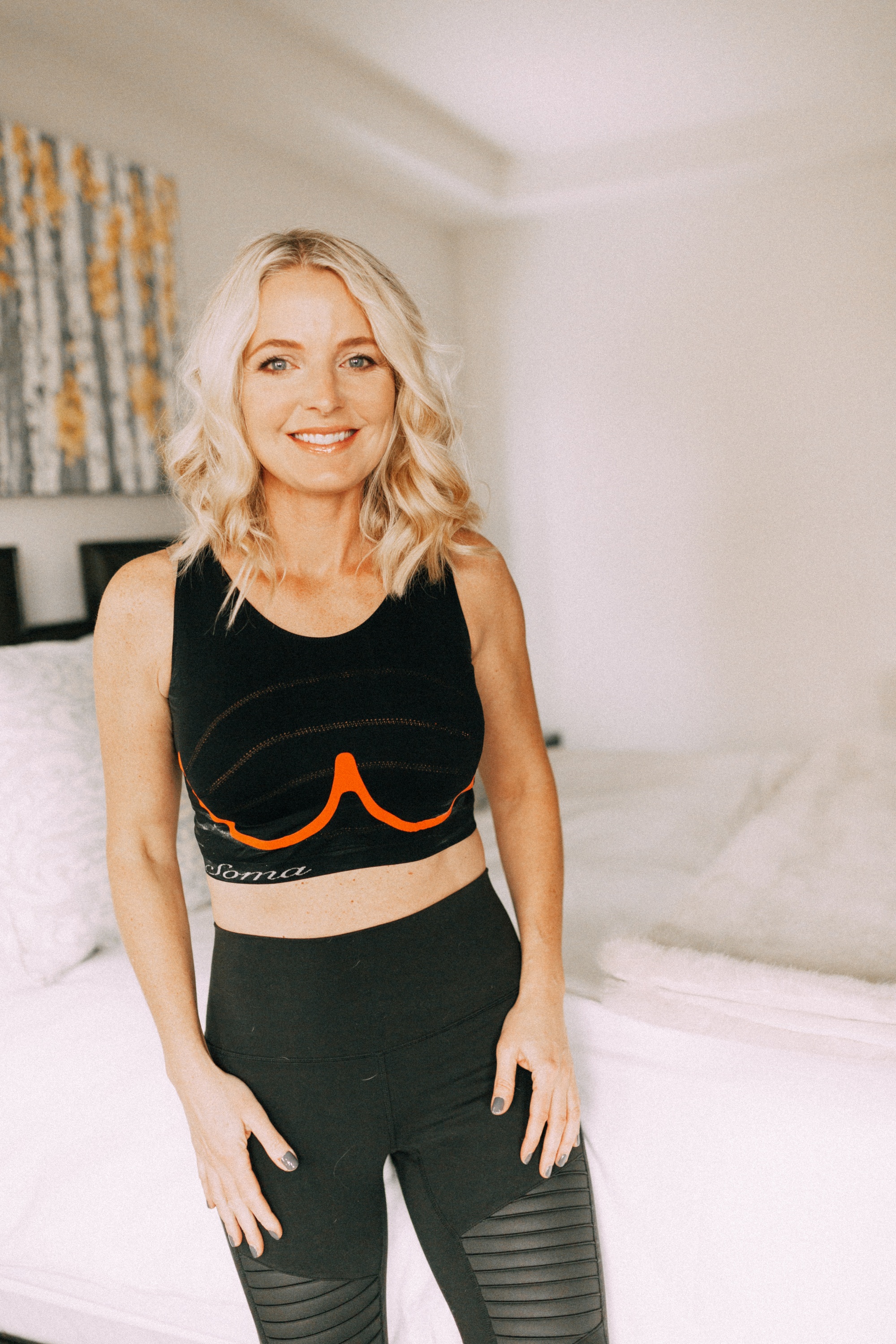 Fashion blogger Erin Busbee of BusbeeStyle.com wearing the new Soma Innofit bra sharing how to find your bra size with Soma's new technology