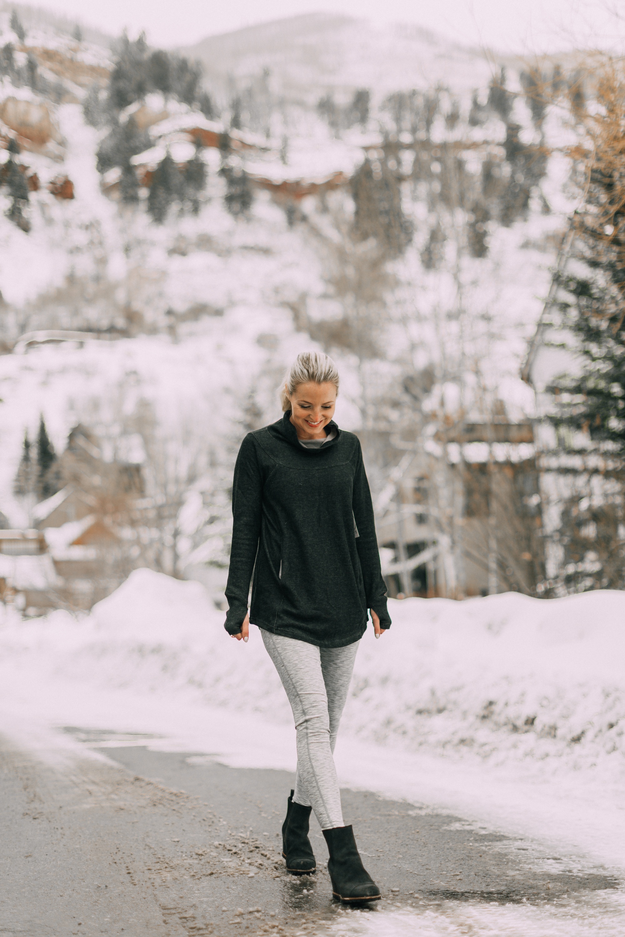 Reversible Leggings, Fashion blogger erin busbee of busbeestyle.com wearing the reversible printed leggings and funnel neck tunic from Jockey in Telluride, CO