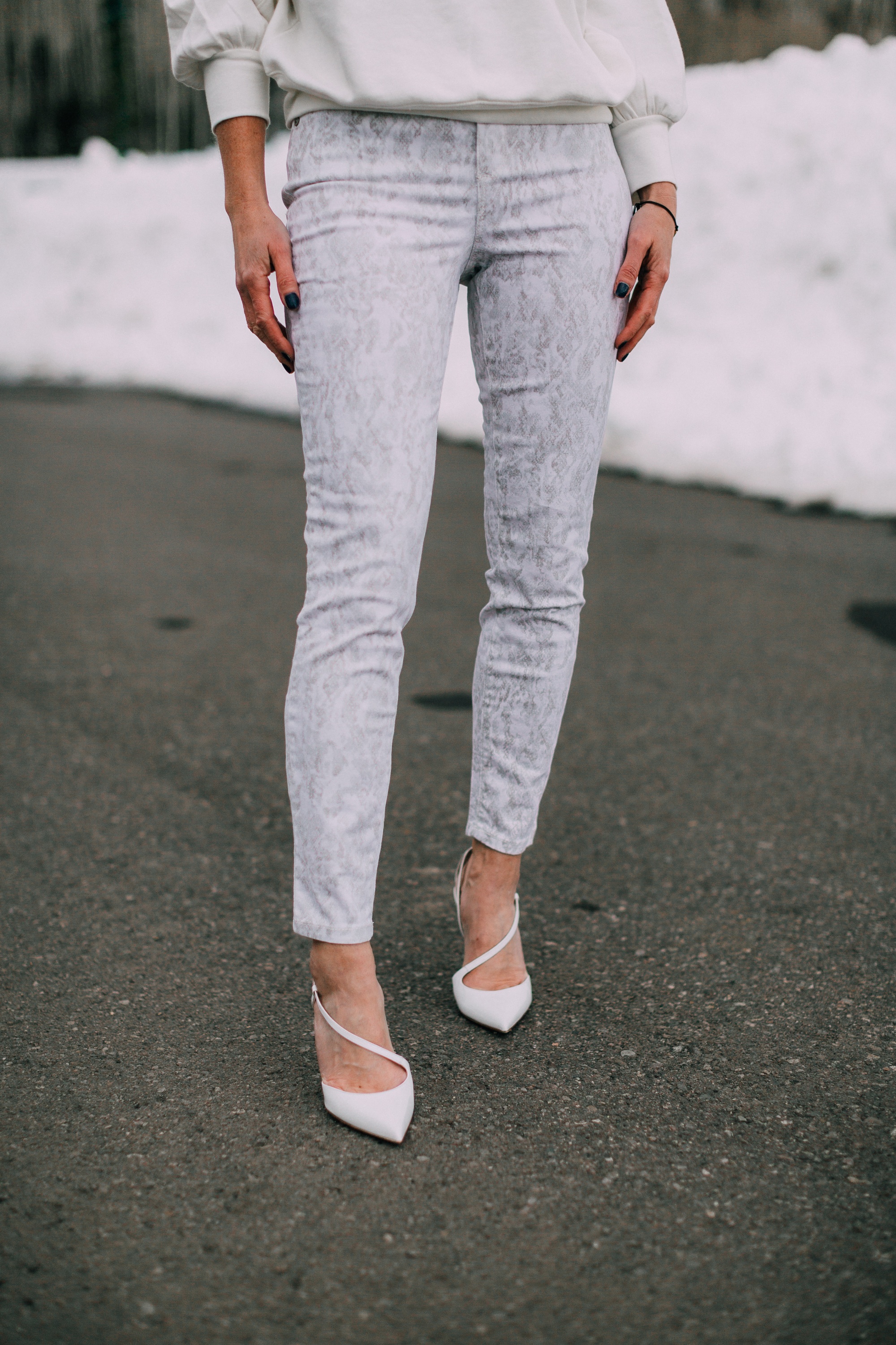fashion blogger showing outfit with white snakeskin walmart sofia vergara jeans outfit with white pumps and sweatshirt