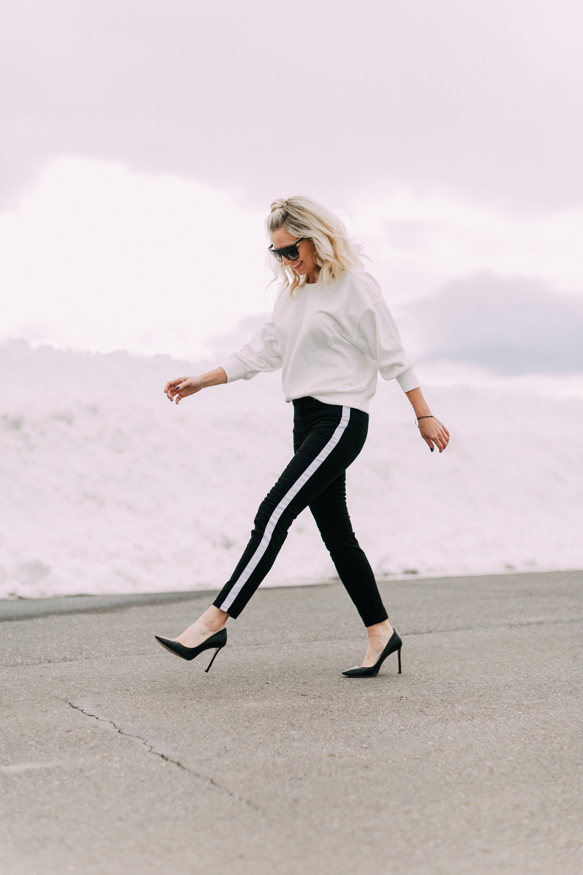 fashion blogger wearing walmart sofia vergara black skinny jeans with white stripe in telluride colorado