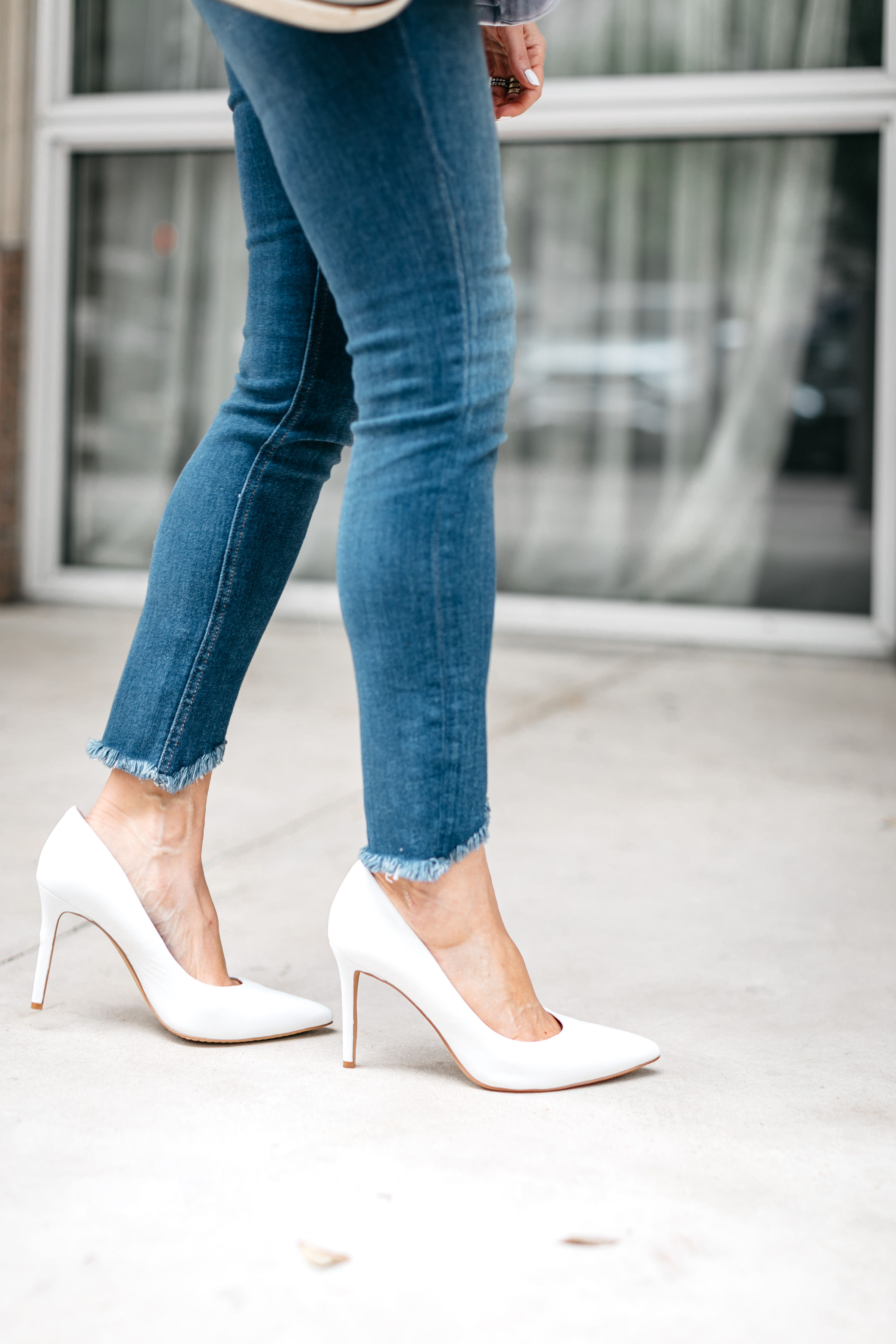 fashion blogger wearing sam edelman white hazel leather pumps and rag and bone high rise frayed ankle skinny blue jeans