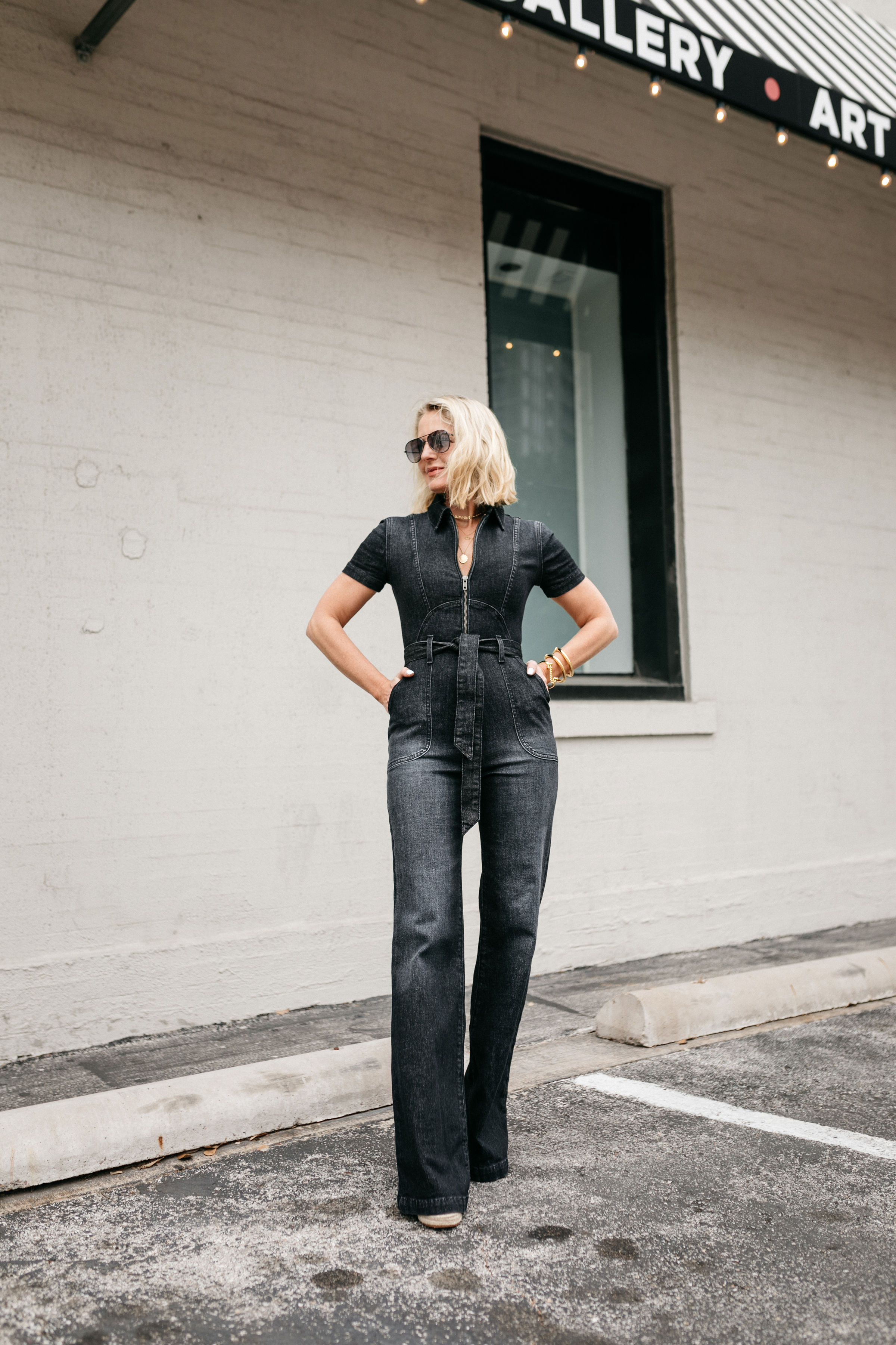 fashion blogger at rewardstyle conference wearing alice and olivia jumpsuit to make herself look taller