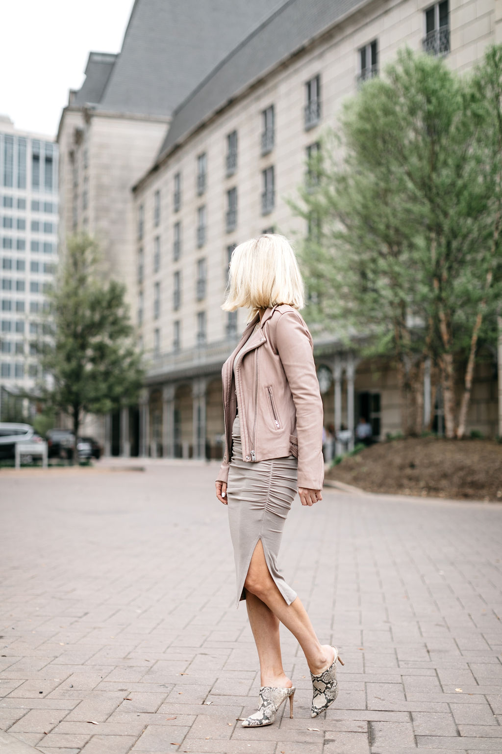 Reward Style Conference 2019, Fashion blogger over 40 Erin Busbee of BusbeeStyle.com wearing a fitted cropped long sleeve top and fitted midi skirt by Made LA from Revolve in Dallas, Texas