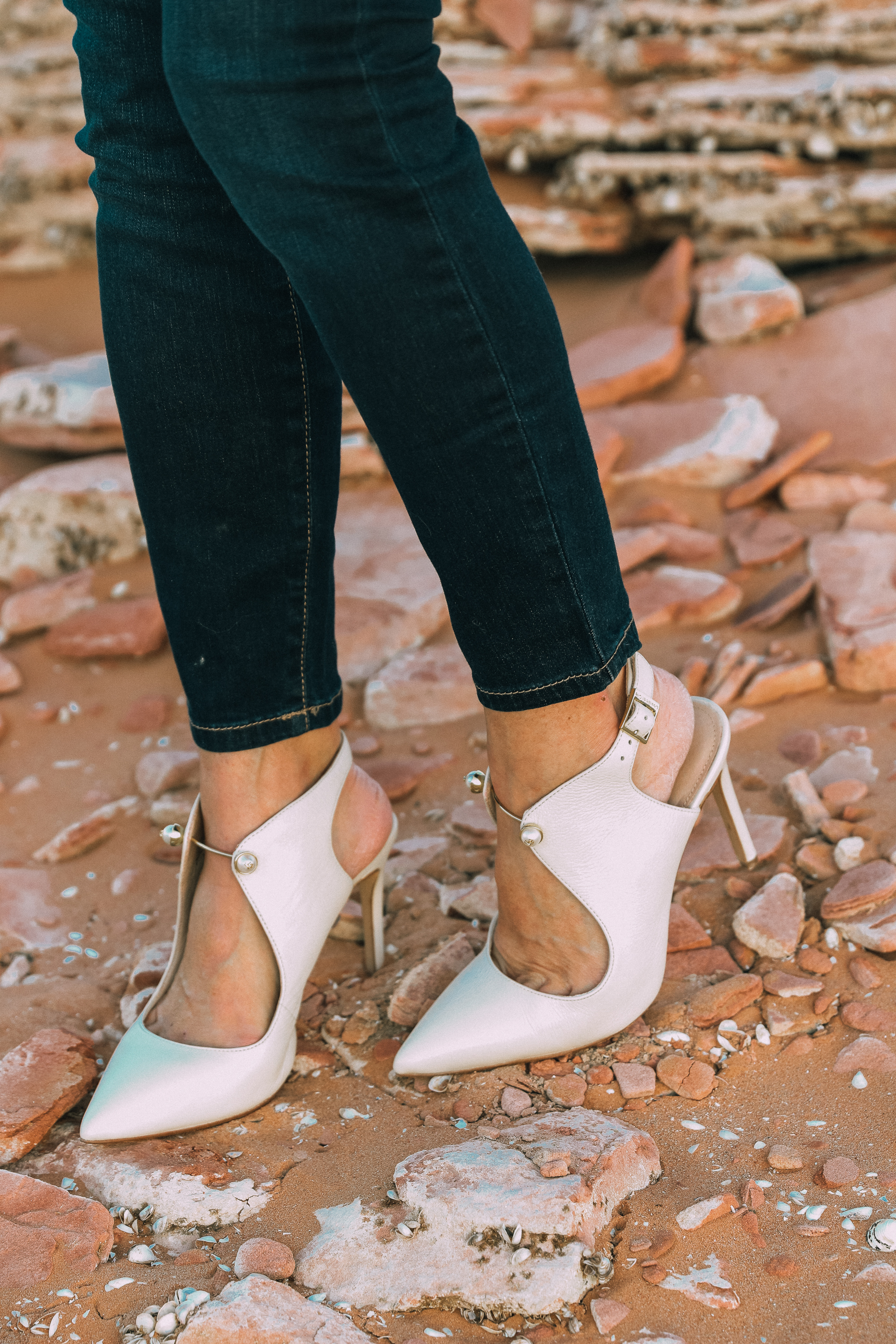 How To Wear A Shirtdress, fashion blogger erin busbee of busbeestyle.com at Lake Powell, Arizona wearing a black Time and Tru shirtdress with Sofia Vergara skinny jeans and Louise et Cie white pumps from Walmart