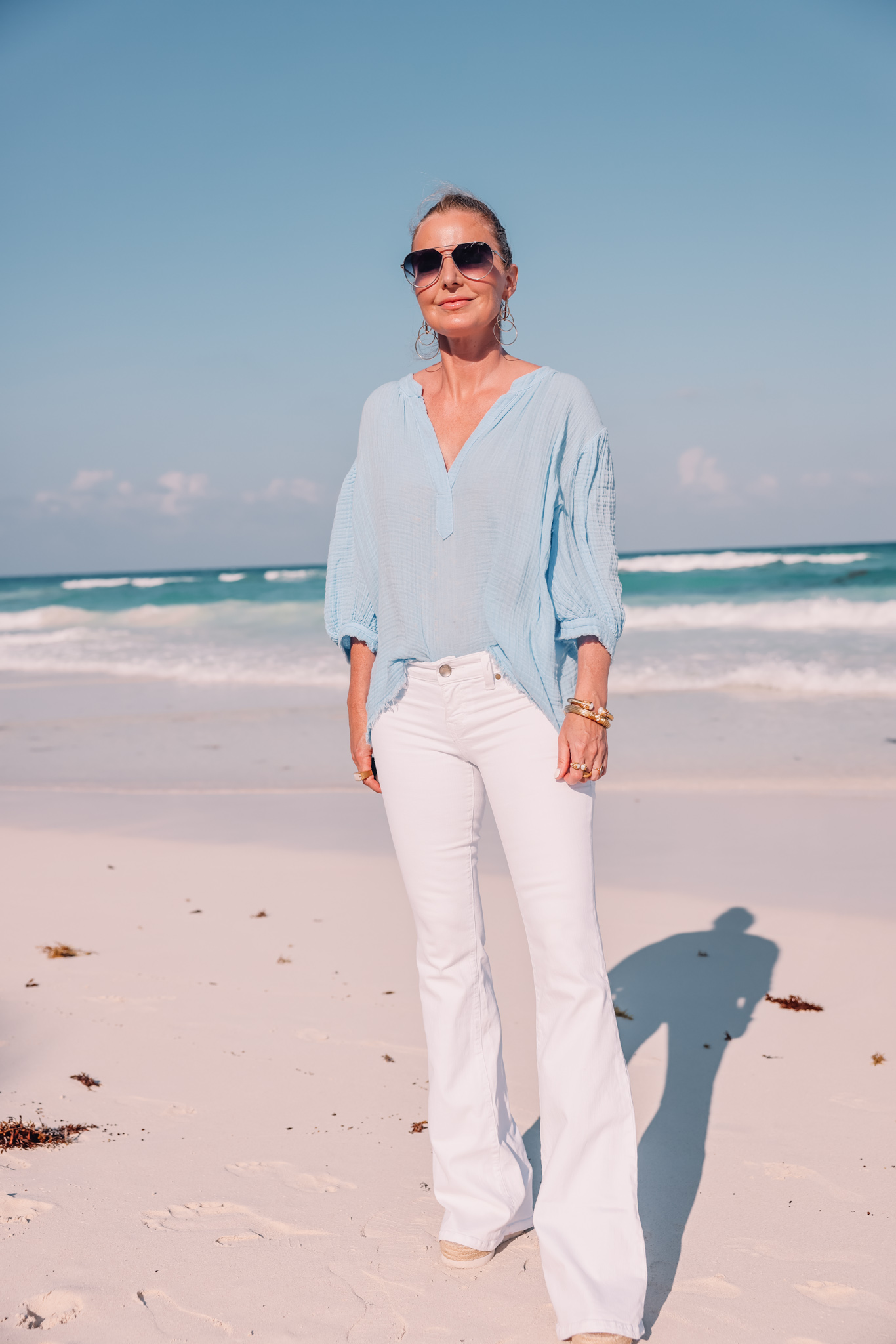 long tops to wear with white jeans, long tops that cover your bottom, long tops with white jeans, tops to wear with white jeans, blue 9seed puff sleeve top, white jeans, erin busbee, favorite summer denim