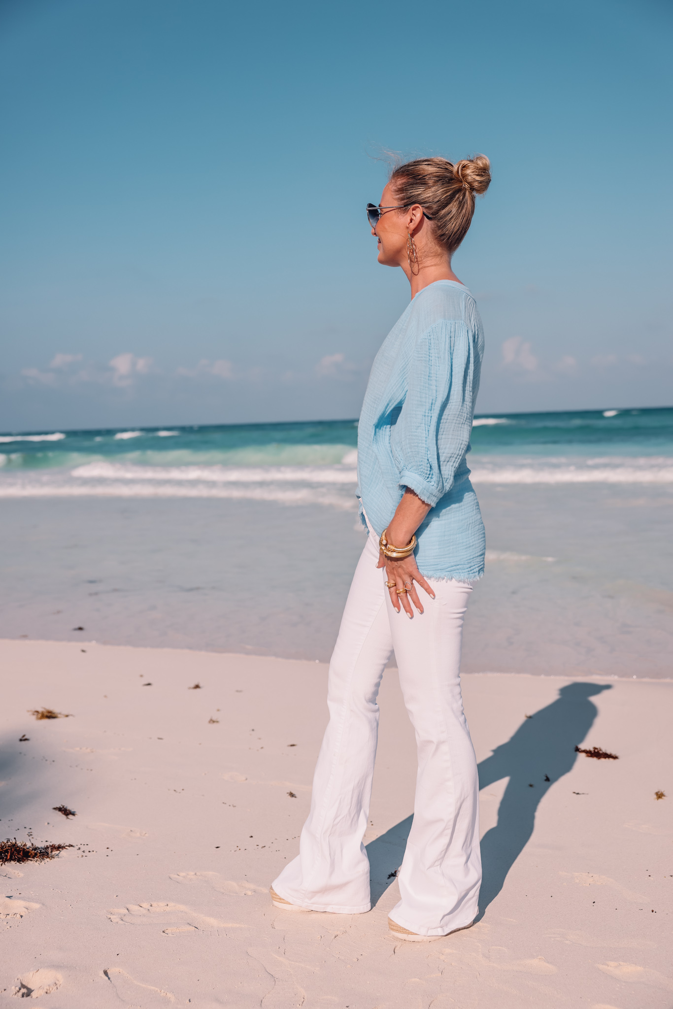 long tops to wear with white jeans, long tops that cover your bottom, long tops with white jeans, tops to wear with white jeans, blue 9seed puff sleeve top, white jeans, erin busbee